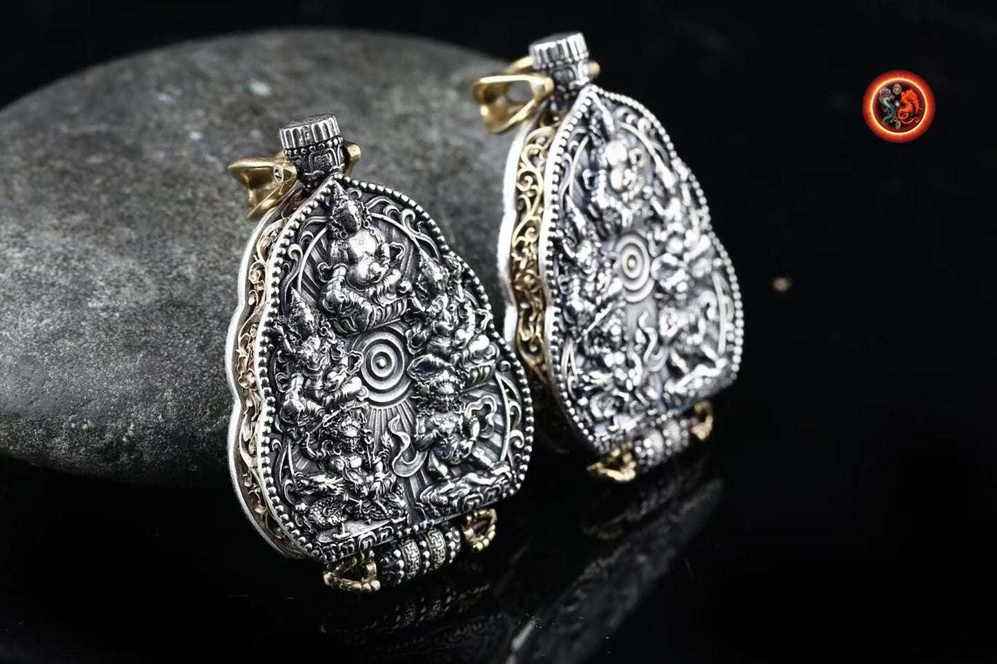 Pendentif bouddha, ghau, bouddhisme tibétain, vajrayana. Déité de la richesse, Jambhala sous ses 5 formes. Mantras au verso, argent 925. - obsidian dragon