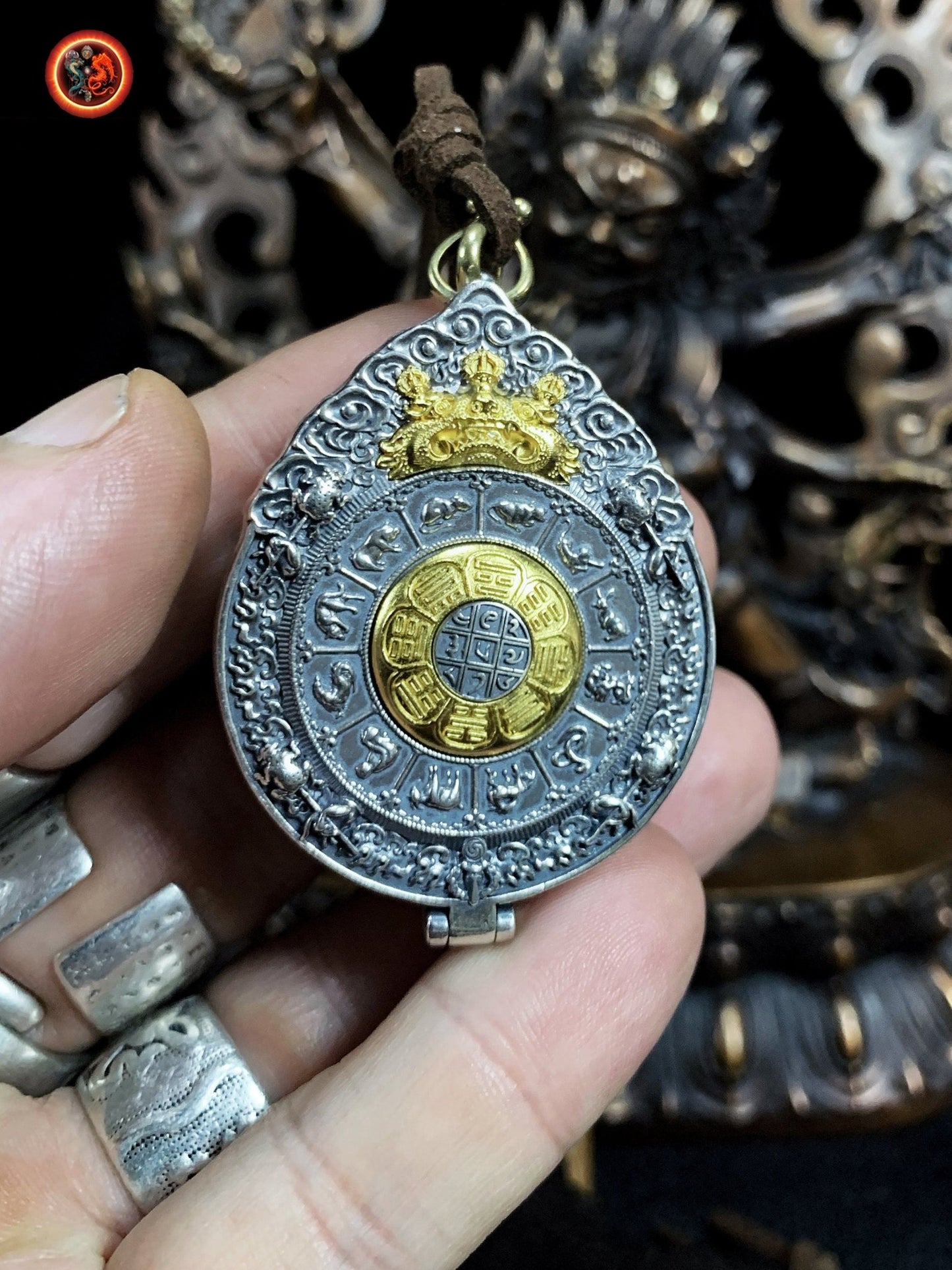 Pendentif, reliquaire, protection bouddhiste tibétaine. ouvrant, trigrammes bagua tournant. Argent 925. Roue du dharma - obsidian dragon