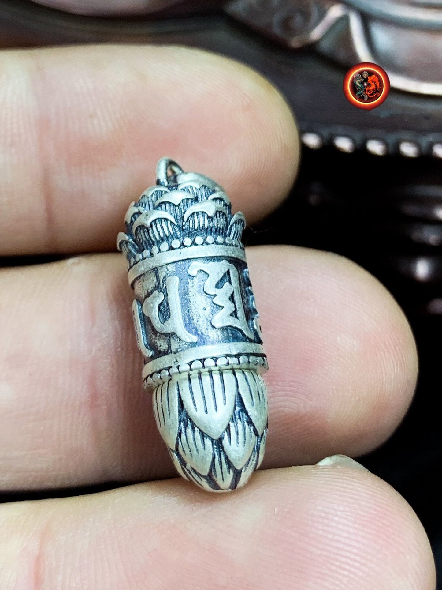 Reliquaire bouddhiste tibetain vajrayana. Moulin a prière ouvrant, lotus. Mantra de la compassion "om mani padme hum". Argent 925 poinçonné - obsidian dragon