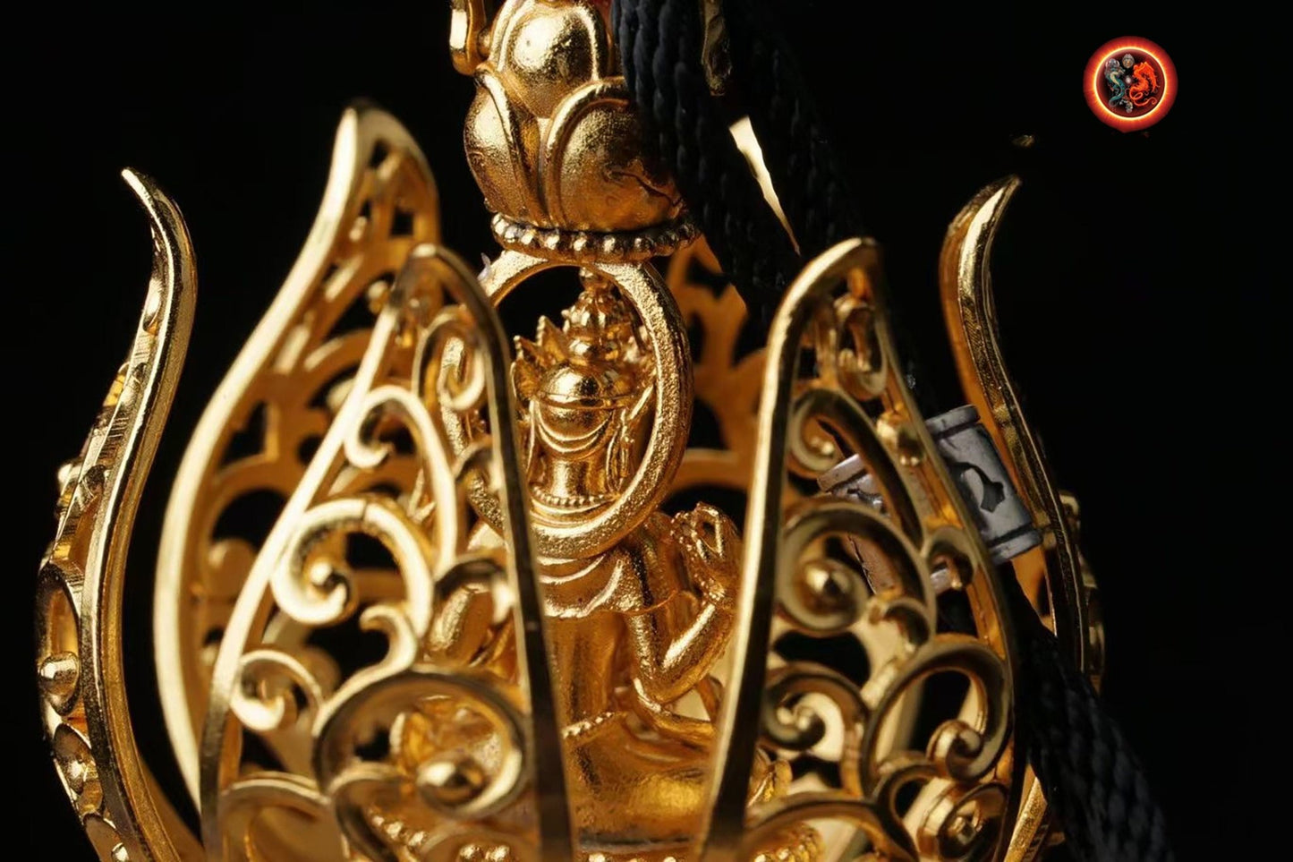 pendentif bouddha ,Amulette. Guan Yin, Chenrezi dans un Lotus à 6 pétales. laiton, plaqué or 24k pendentif ouvrant grâce a un bouton - obsidian dragon