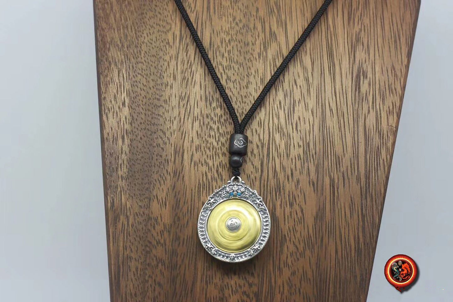 Pendentif Bouddhiste Tibétain traditionnel. Amulette de protection tournant - obsidian dragon