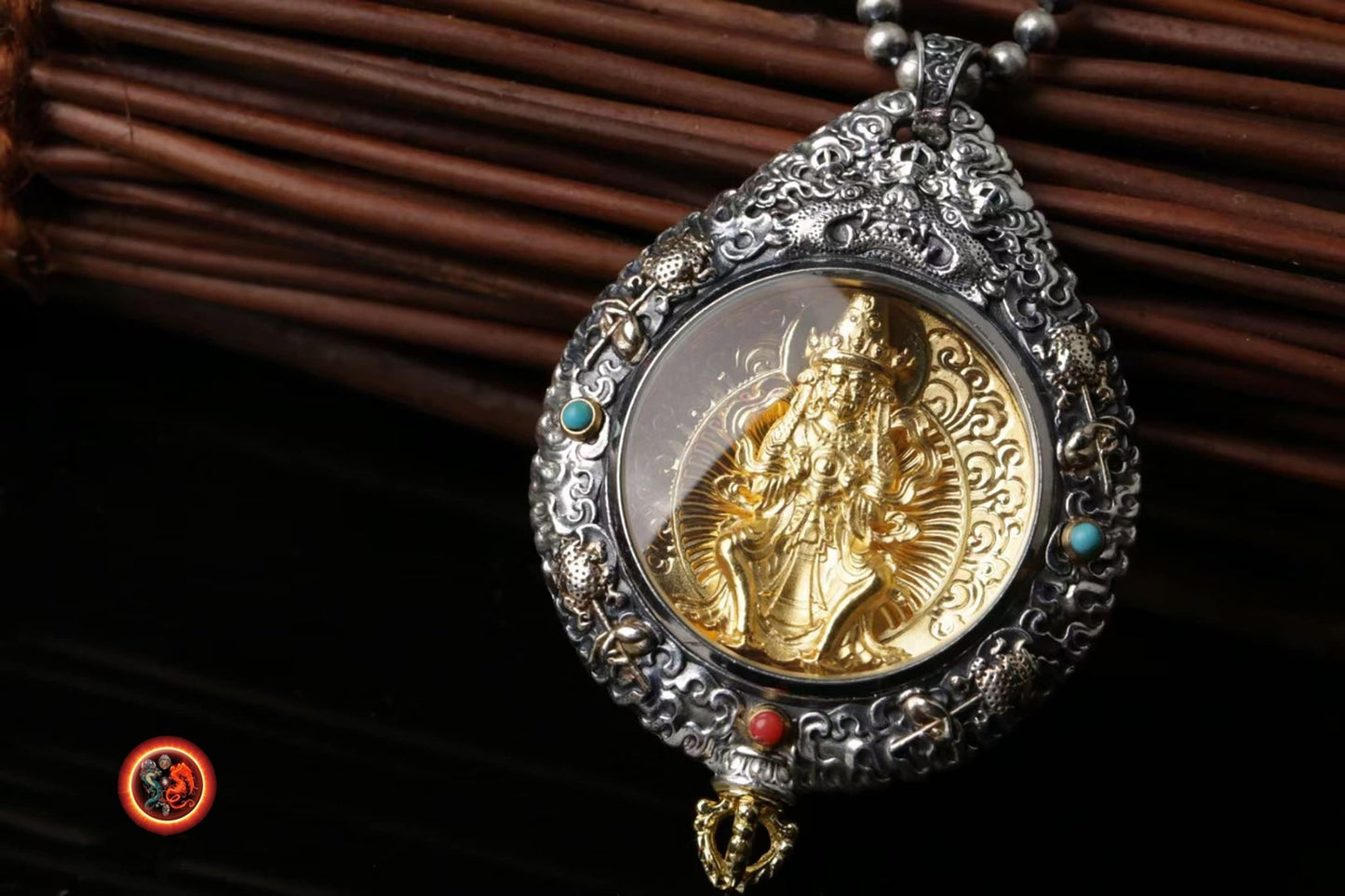 Pendentif bouddha. Zakiram, déité de la richesse de bonne fortune.Amulette de protection du bouddhisme tibetain. Argent massif, or. - obsidian dragon