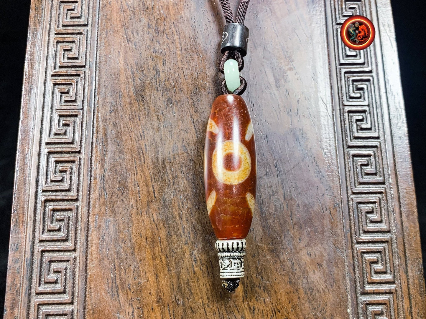Authentique DZI, agate sacrée tibétaine à deux yeux "stabilité et équilibre". Cordon agrémenté de jade néphrite - obsidian dragon