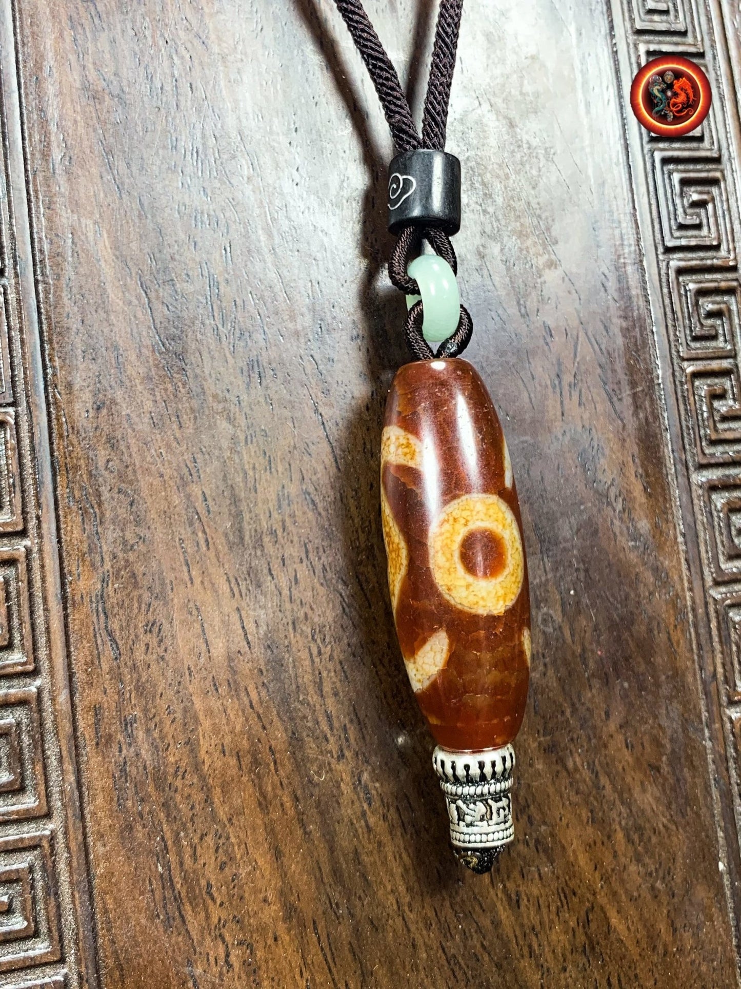 Authentique DZI, agate sacrée tibétaine à deux yeux "stabilité et équilibre". Cordon agrémenté de jade néphrite - obsidian dragon