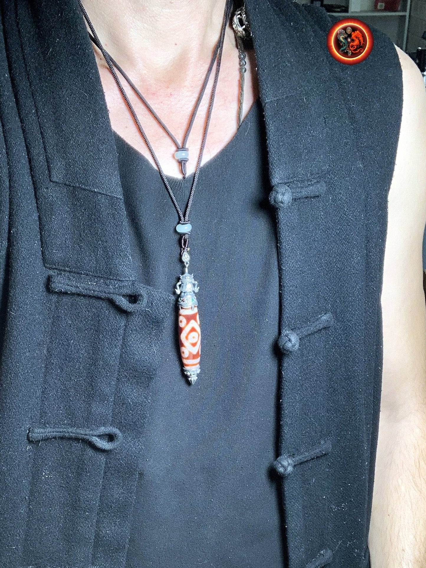Pendentif DZI tibetain authentique. Protection tibétaine. enchâssé dans son reliquaire en argent 925. Symbole du parasol - obsidian dragon