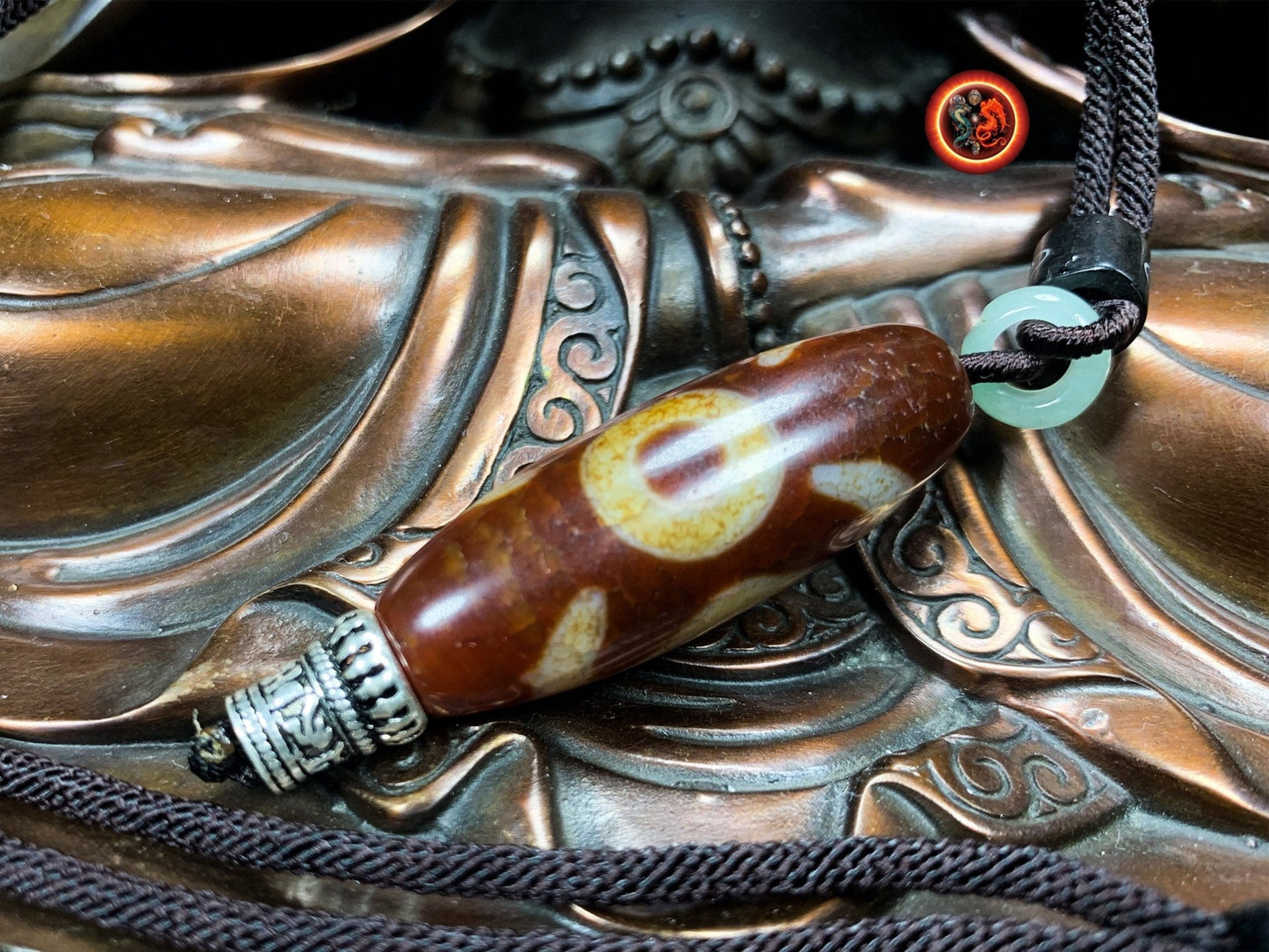 Authentique DZI, agate sacrée tibétaine à deux yeux "stabilité et équilibre". Cordon agrémenté de jade néphrite - obsidian dragon