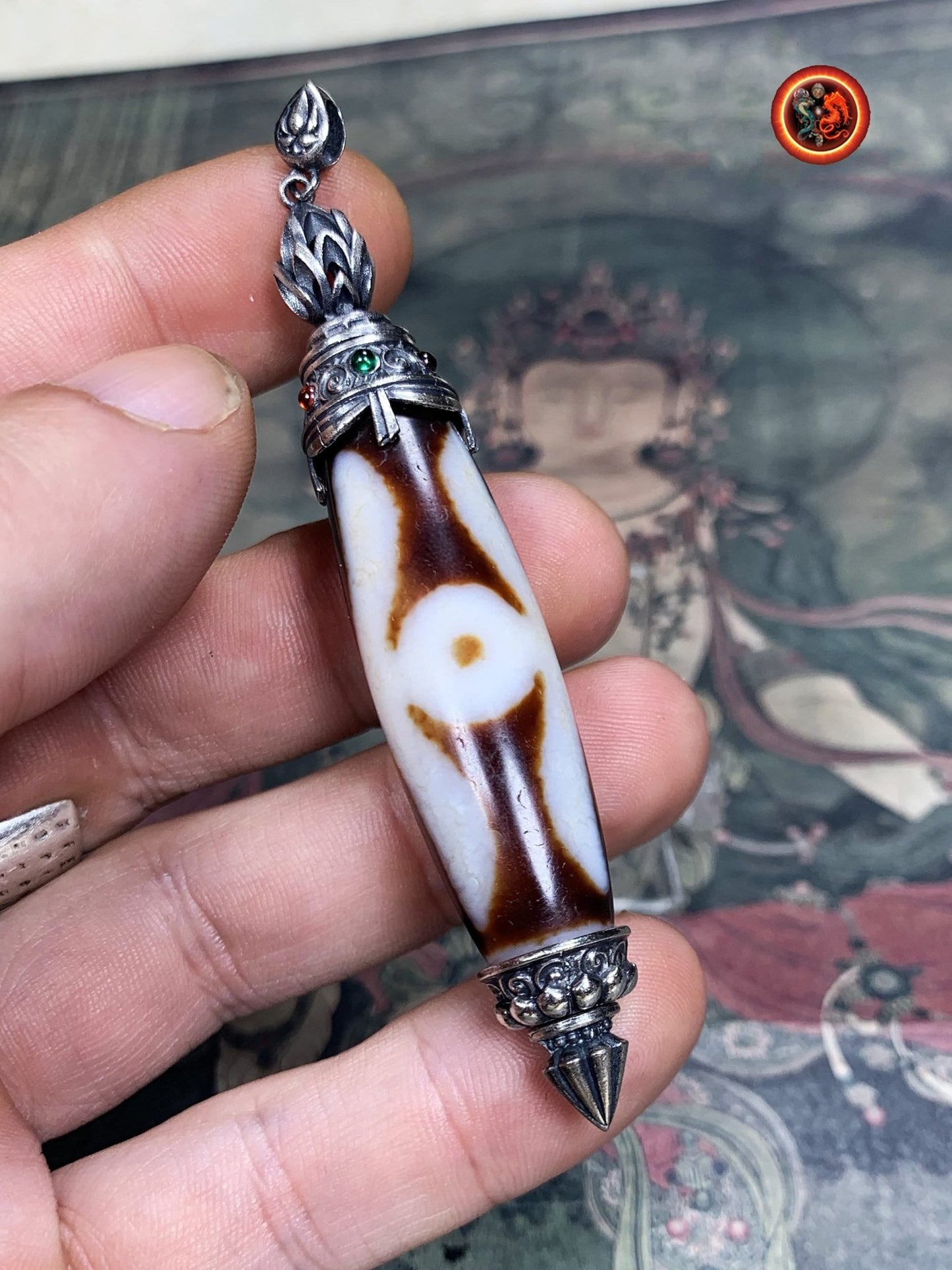 Pendentif DZI tibetain authentique. Protection tibétaine. DZI du grand homme enchâssé dans son reliquaire en argent 925. Fleur de lotus. - obsidian dragon
