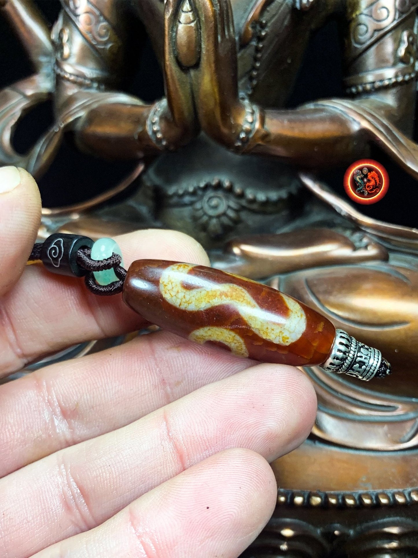 Authentique DZI, agate sacrée tibétaine à deux yeux "stabilité et équilibre". Cordon agrémenté de jade néphrite - obsidian dragon