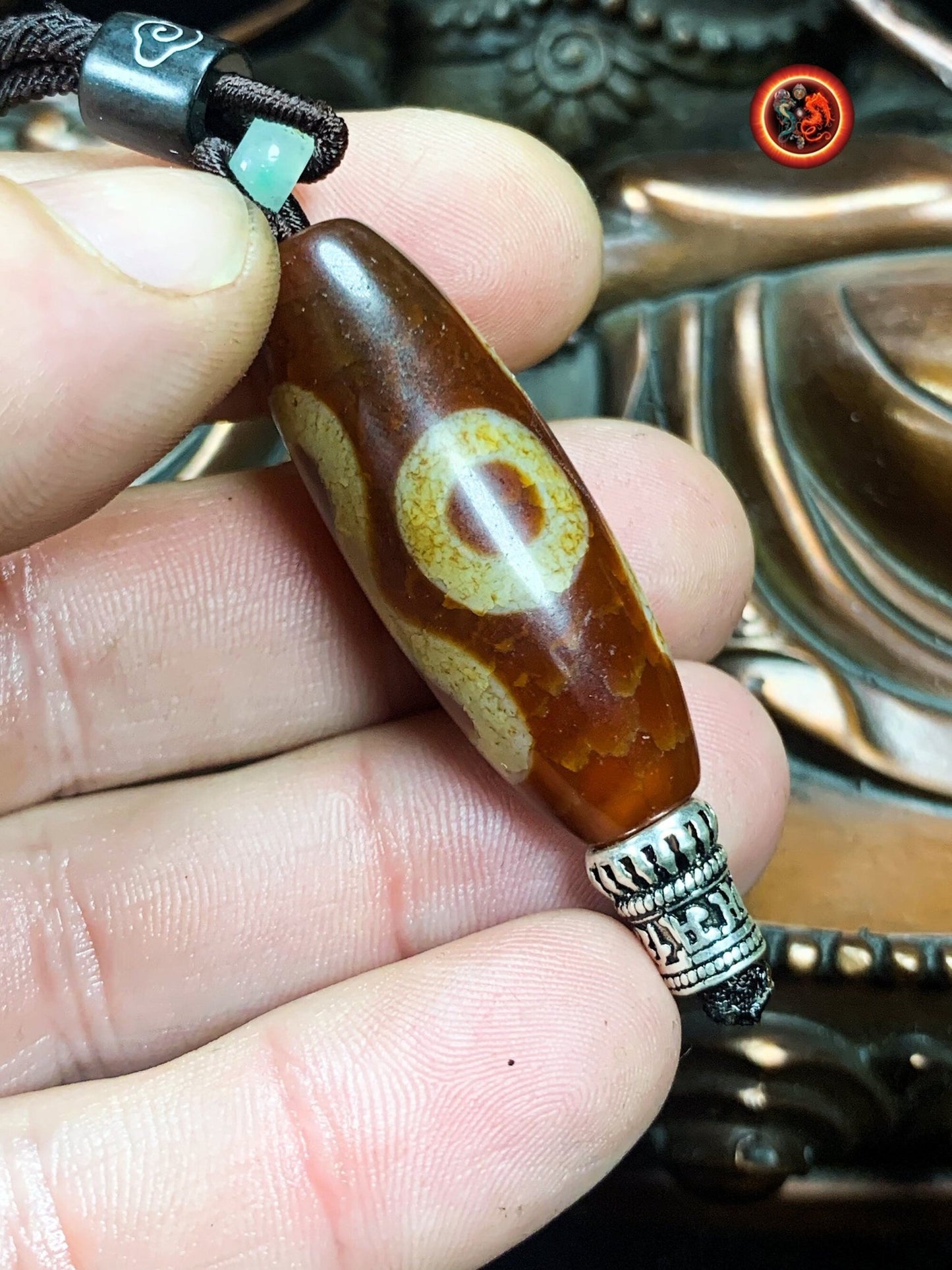 Authentique DZI, agate sacrée tibétaine à deux yeux "stabilité et équilibre". Cordon agrémenté de jade néphrite - obsidian dragon