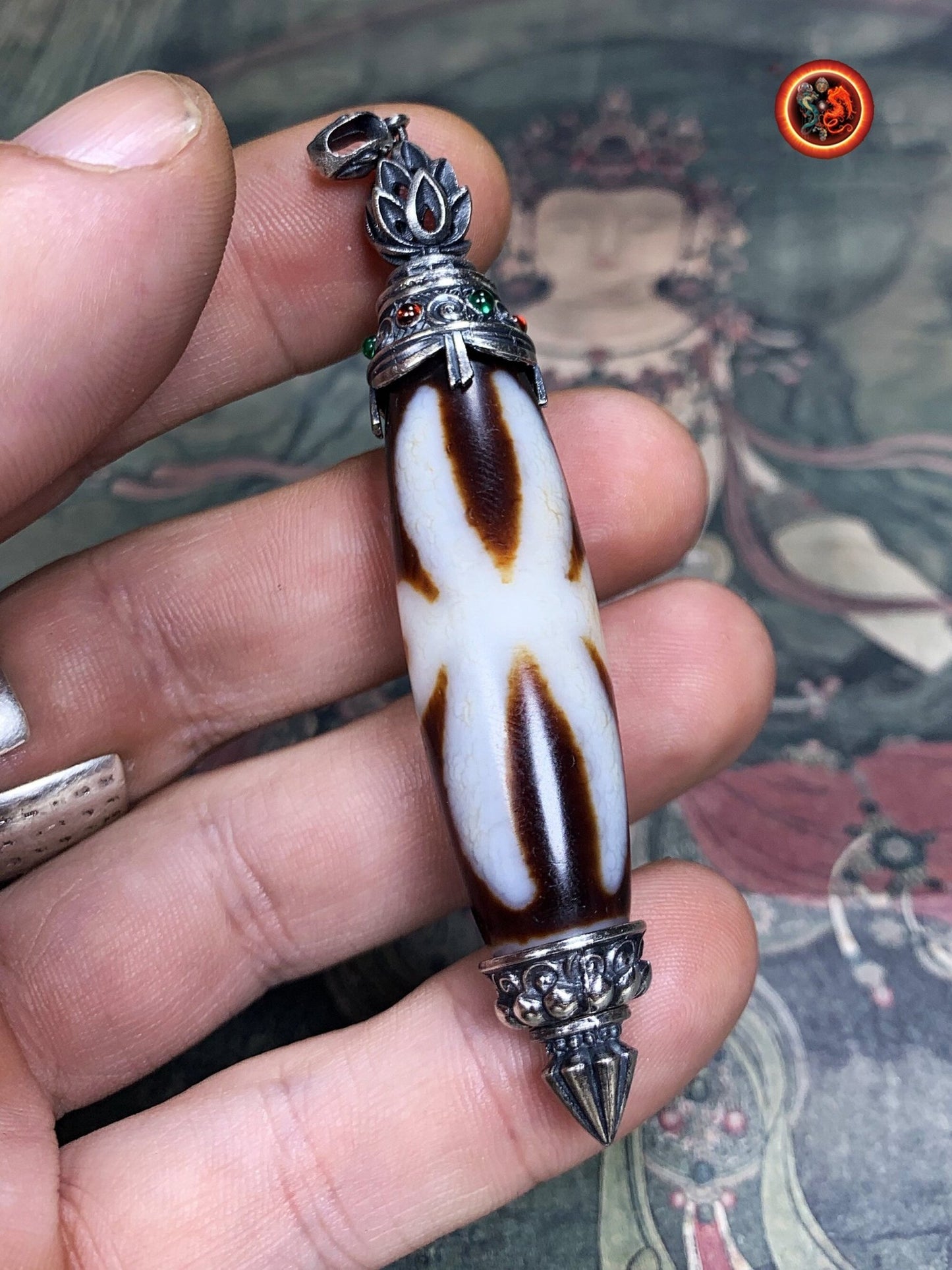 Pendentif DZI tibetain authentique. Protection tibétaine. DZI du grand homme enchâssé dans son reliquaire en argent 925. Fleur de lotus. - obsidian dragon