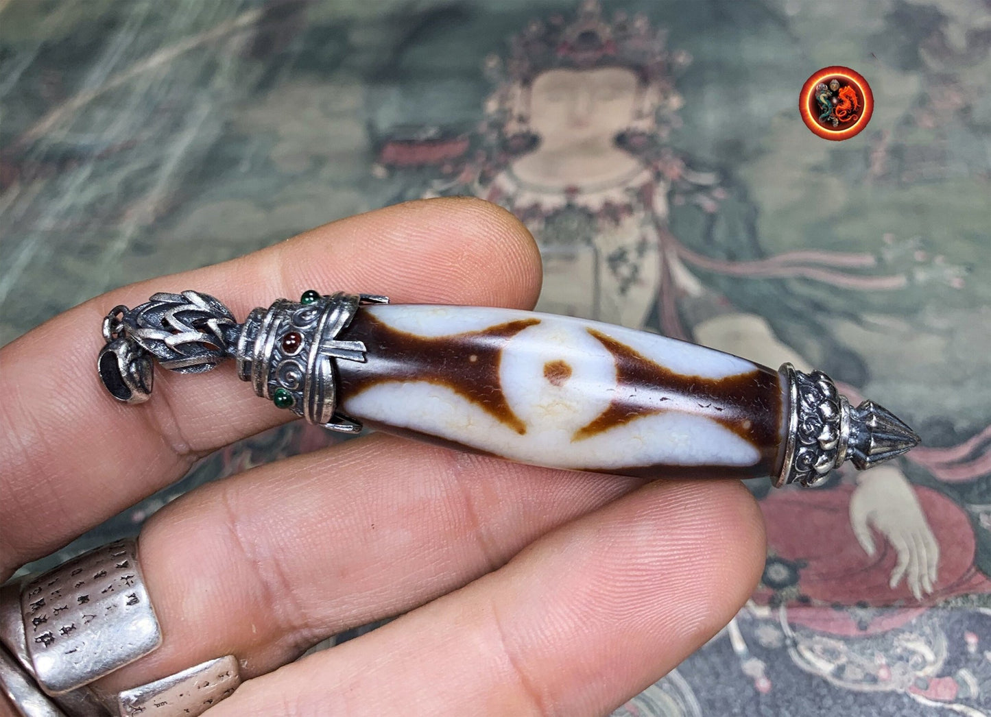 Pendentif DZI tibetain authentique. Protection tibétaine. DZI du grand homme enchâssé dans son reliquaire en argent 925. Fleur de lotus. - obsidian dragon