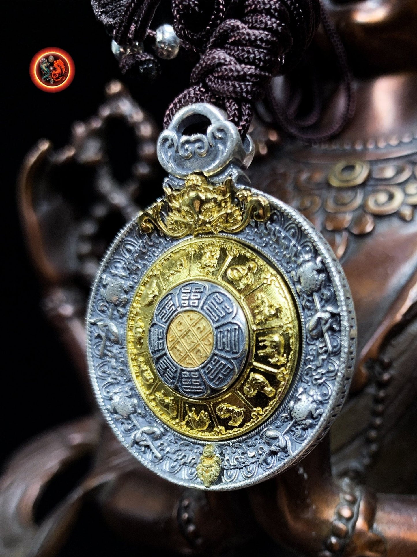 pendentif bouddhiste, tigle amulette tibetaine de protection. Argent 925 et cuivre. bagua, 8 symboles auspicieux du bouddhisme turquoise - obsidian dragon