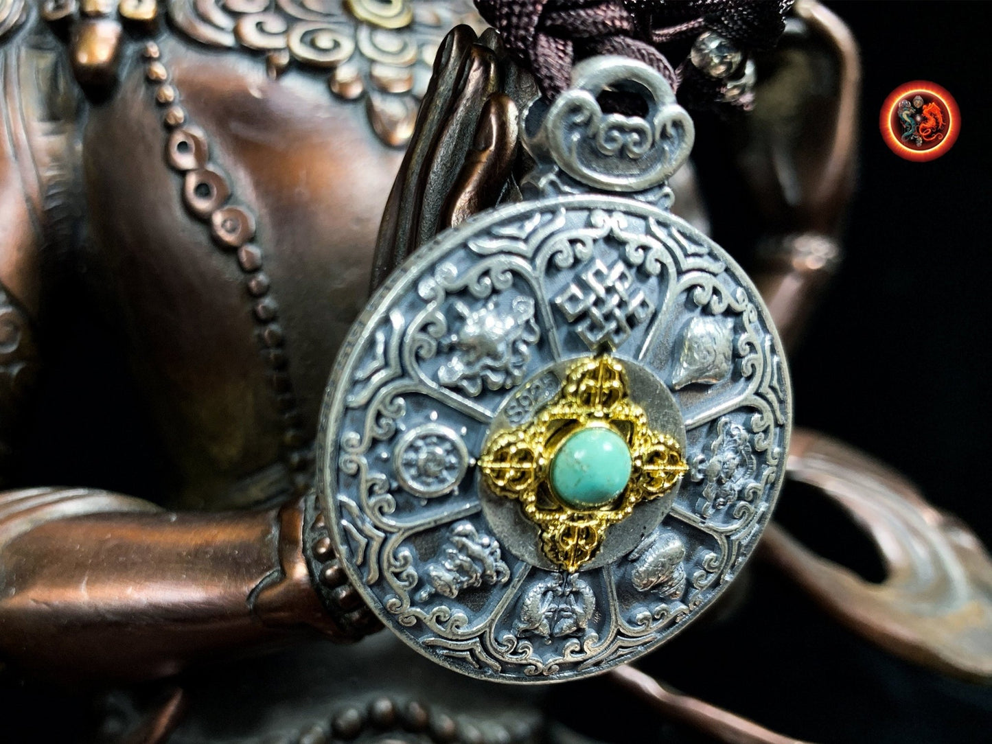 pendentif bouddhiste, tigle amulette tibetaine de protection. Argent 925 et cuivre. bagua, 8 symboles auspicieux du bouddhisme turquoise - obsidian dragon