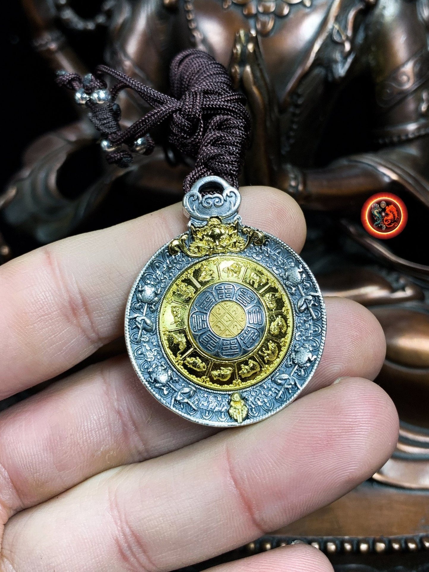 pendentif bouddhiste, tigle amulette tibetaine de protection. Argent 925 et cuivre. bagua, 8 symboles auspicieux du bouddhisme turquoise - obsidian dragon