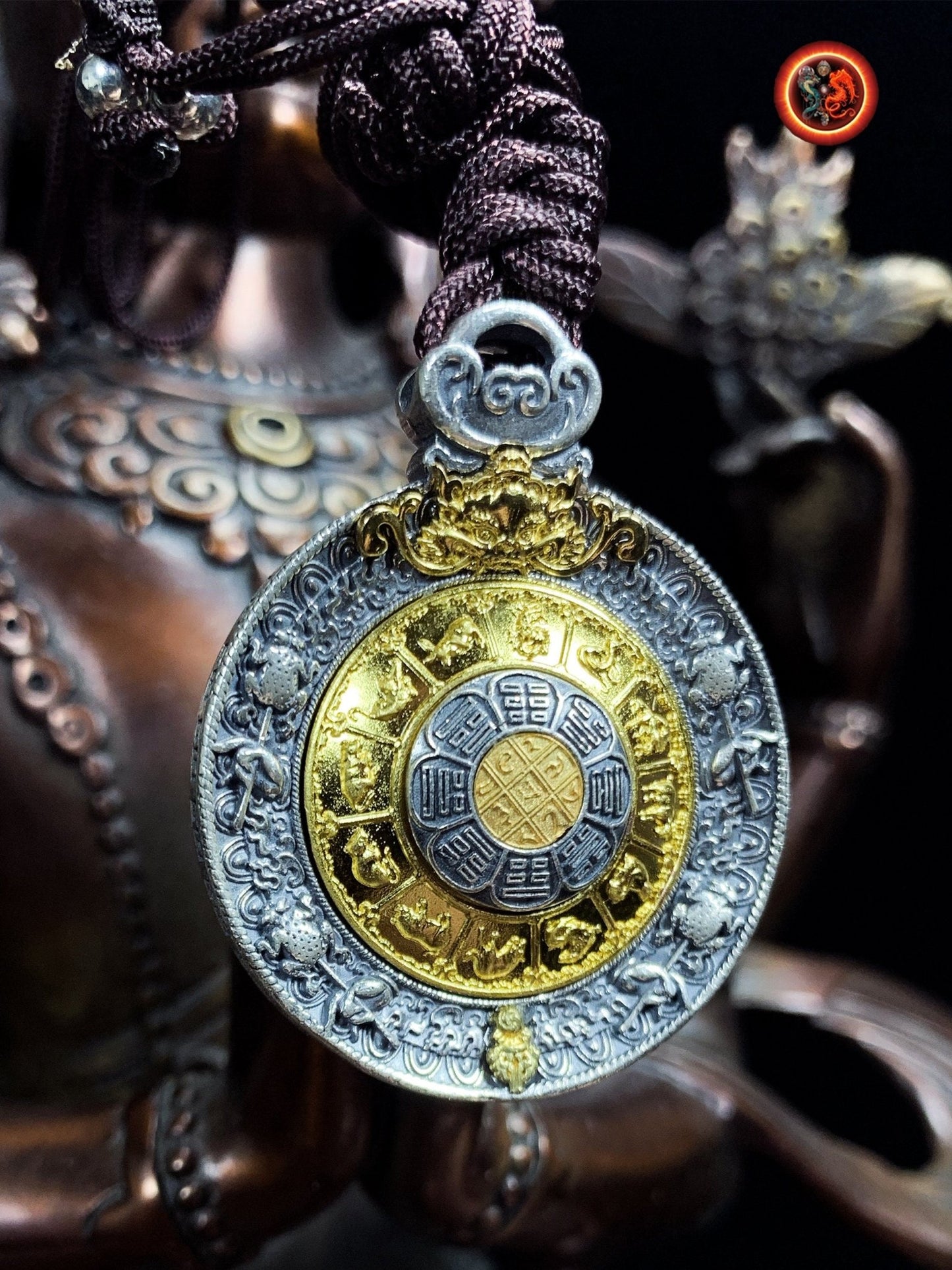 pendentif bouddhiste, tigle amulette tibetaine de protection. Argent 925 et cuivre. bagua, 8 symboles auspicieux du bouddhisme turquoise - obsidian dragon