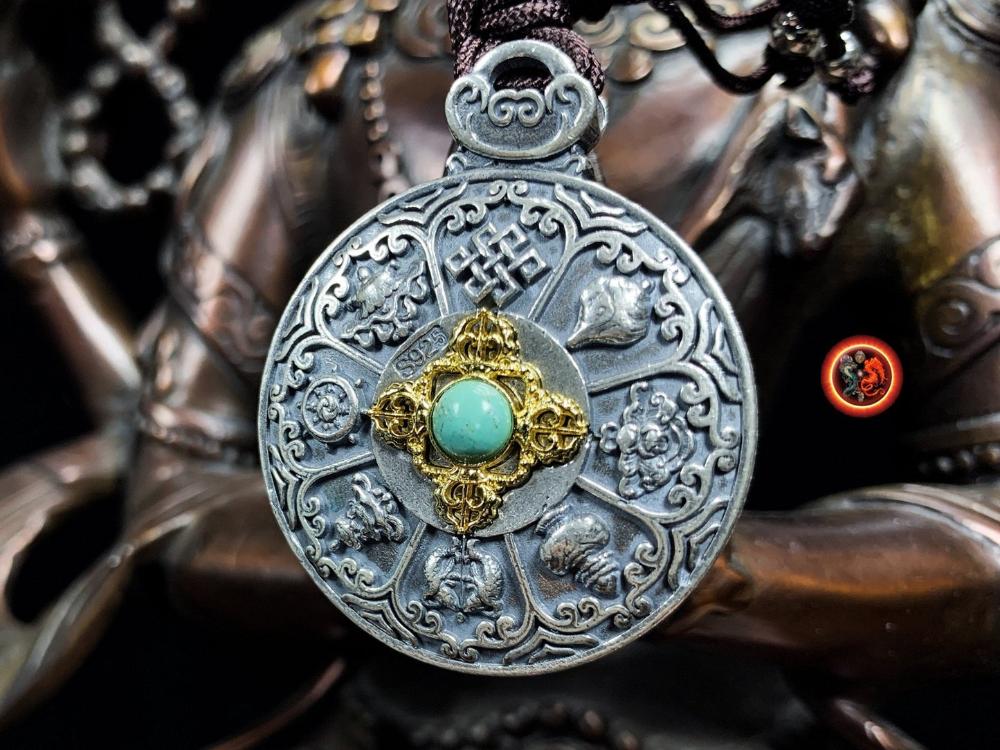 pendentif bouddhiste, tigle amulette tibetaine de protection. Argent 925 et cuivre. bagua, 8 symboles auspicieux du bouddhisme turquoise - obsidian dragon