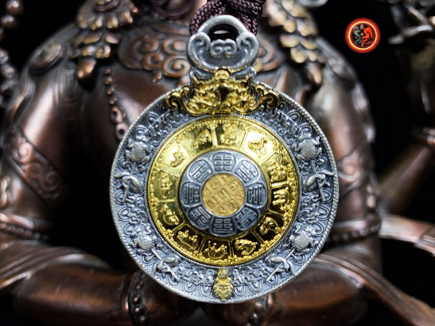 pendentif bouddhiste, tigle amulette tibetaine de protection. Argent 925 et cuivre. bagua, 8 symboles auspicieux du bouddhisme turquoise - obsidian dragon