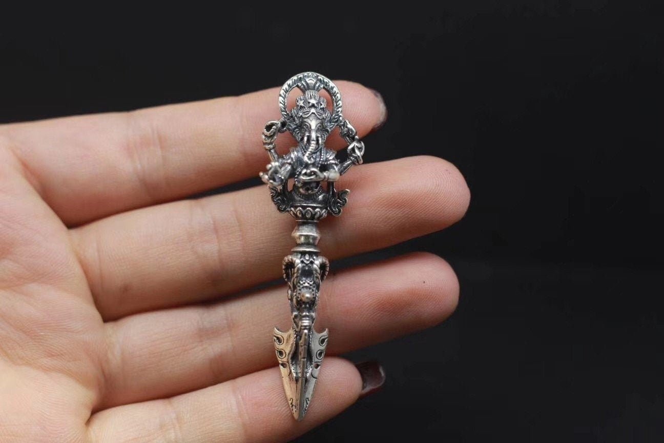 Phurba, Pendentif traditionnel. Ganesh trônant sur une Phurba. protection bouddhiste Tantrique Vajrayana. Argent 925 - obsidian dragon