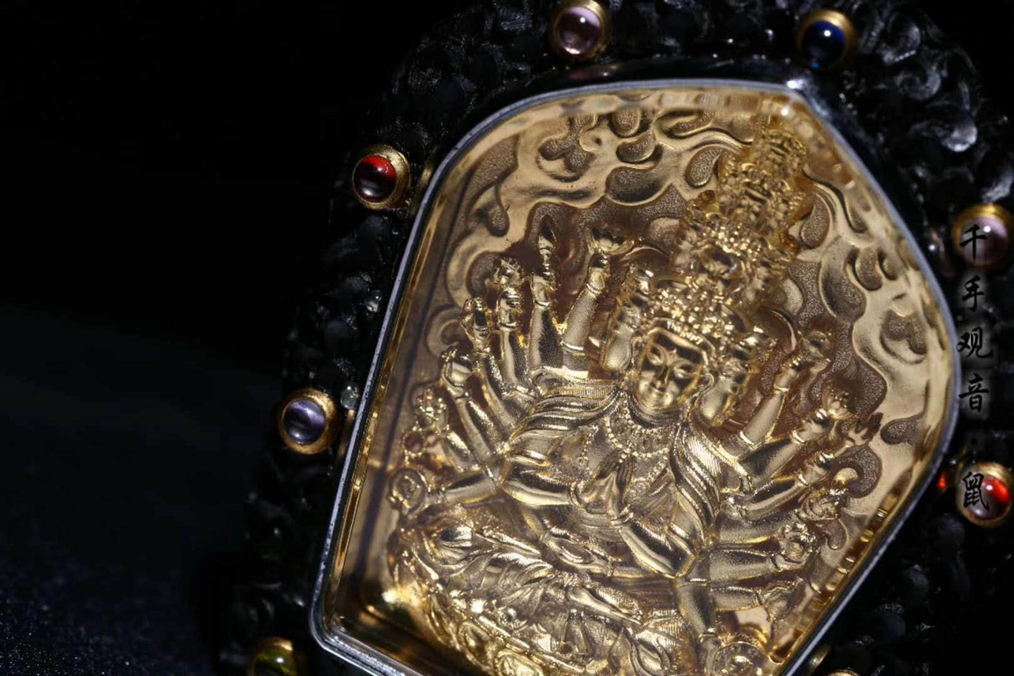 Pendentif bouddha, chenrezig/ Guan yin milles bras. Amulette de protection tibetaine. santal rouge, argent 925 plaqué or 18K, gemmes serties - obsidian dragon