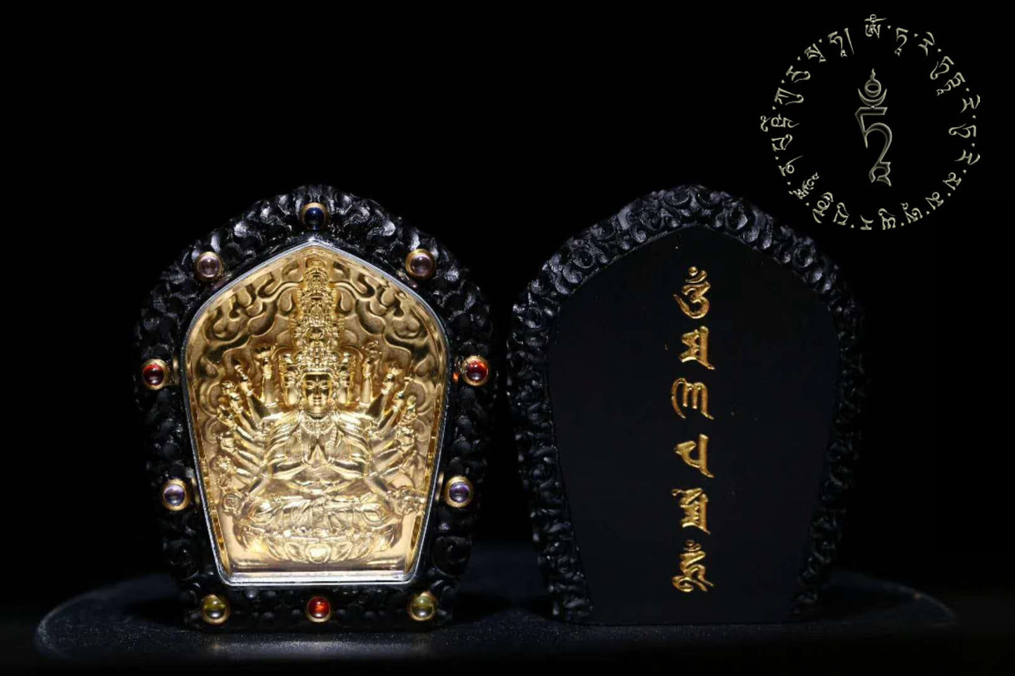 Pendentif bouddha, chenrezig/ Guan yin milles bras. Amulette de protection tibetaine. santal rouge, argent 925 plaqué or 18K, gemmes serties - obsidian dragon