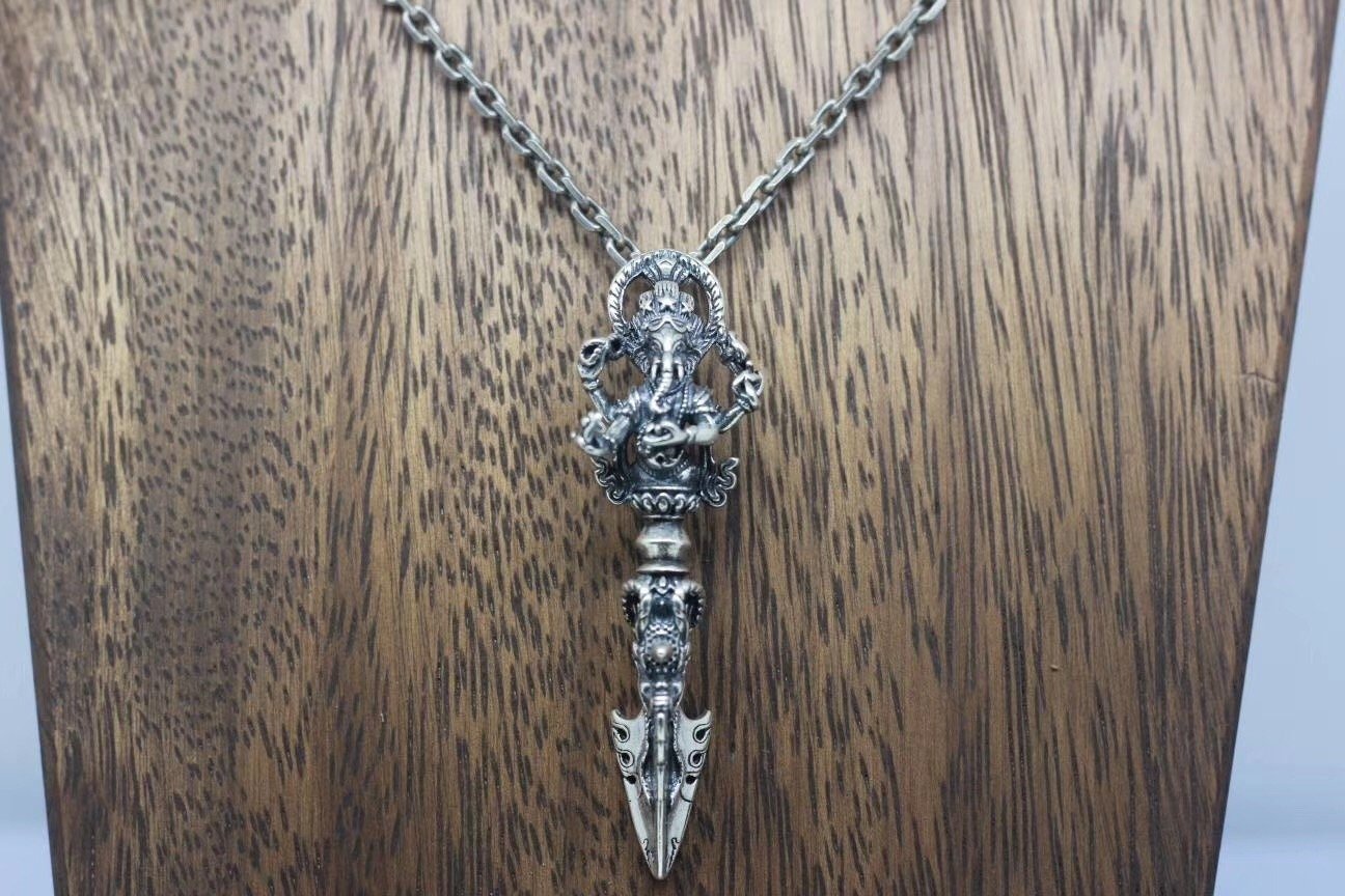 Phurba, Pendentif traditionnel. Ganesh trônant sur une Phurba. protection bouddhiste Tantrique Vajrayana. Argent 925 - obsidian dragon