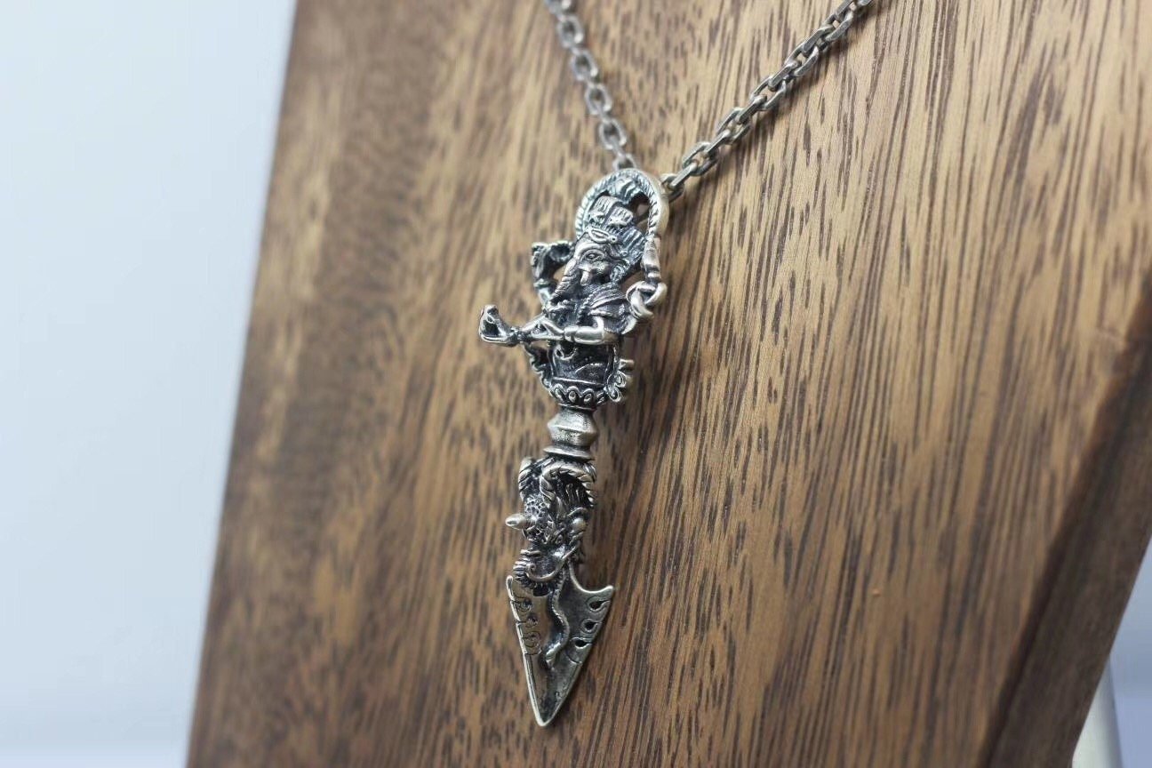 Phurba, Pendentif traditionnel. Ganesh trônant sur une Phurba. protection bouddhiste Tantrique Vajrayana. Argent 925 - obsidian dragon