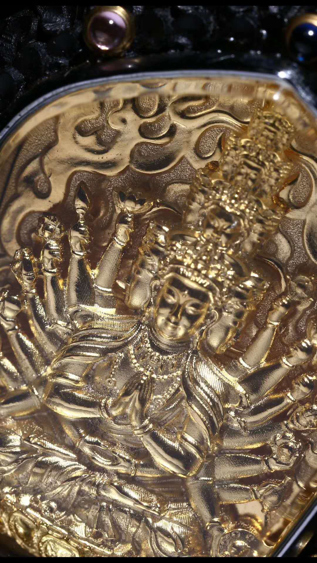 Pendentif bouddha, chenrezig/ Guan yin milles bras. Amulette de protection tibetaine. santal rouge, argent 925 plaqué or 18K, gemmes serties - obsidian dragon