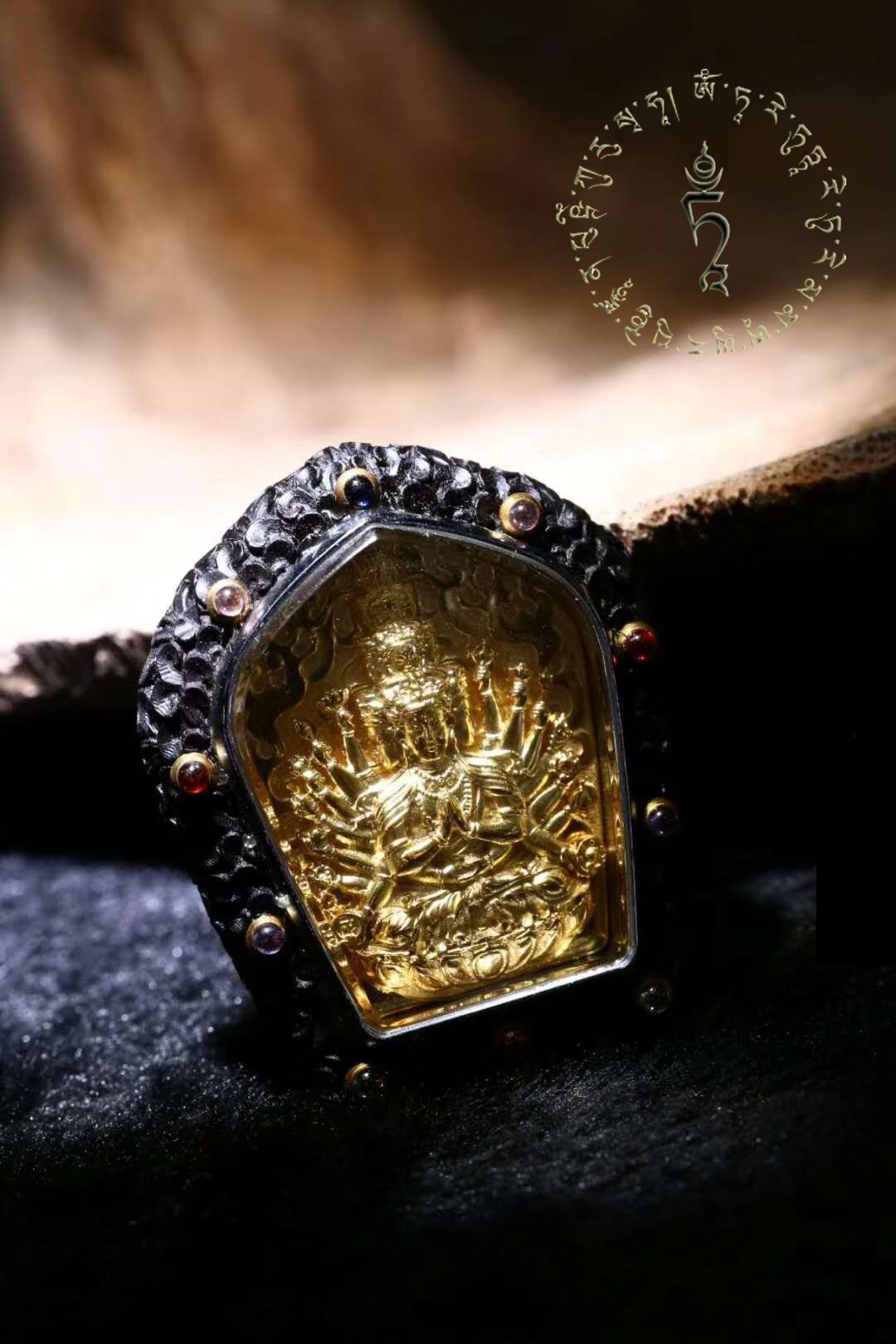 Pendentif bouddha, chenrezig/ Guan yin milles bras. Amulette de protection tibetaine. santal rouge, argent 925 plaqué or 18K, gemmes serties - obsidian dragon
