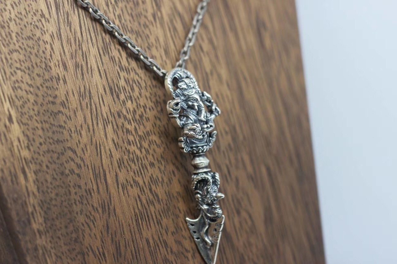 Phurba, Pendentif traditionnel. Ganesh trônant sur une Phurba. protection bouddhiste Tantrique Vajrayana. Argent 925 - obsidian dragon