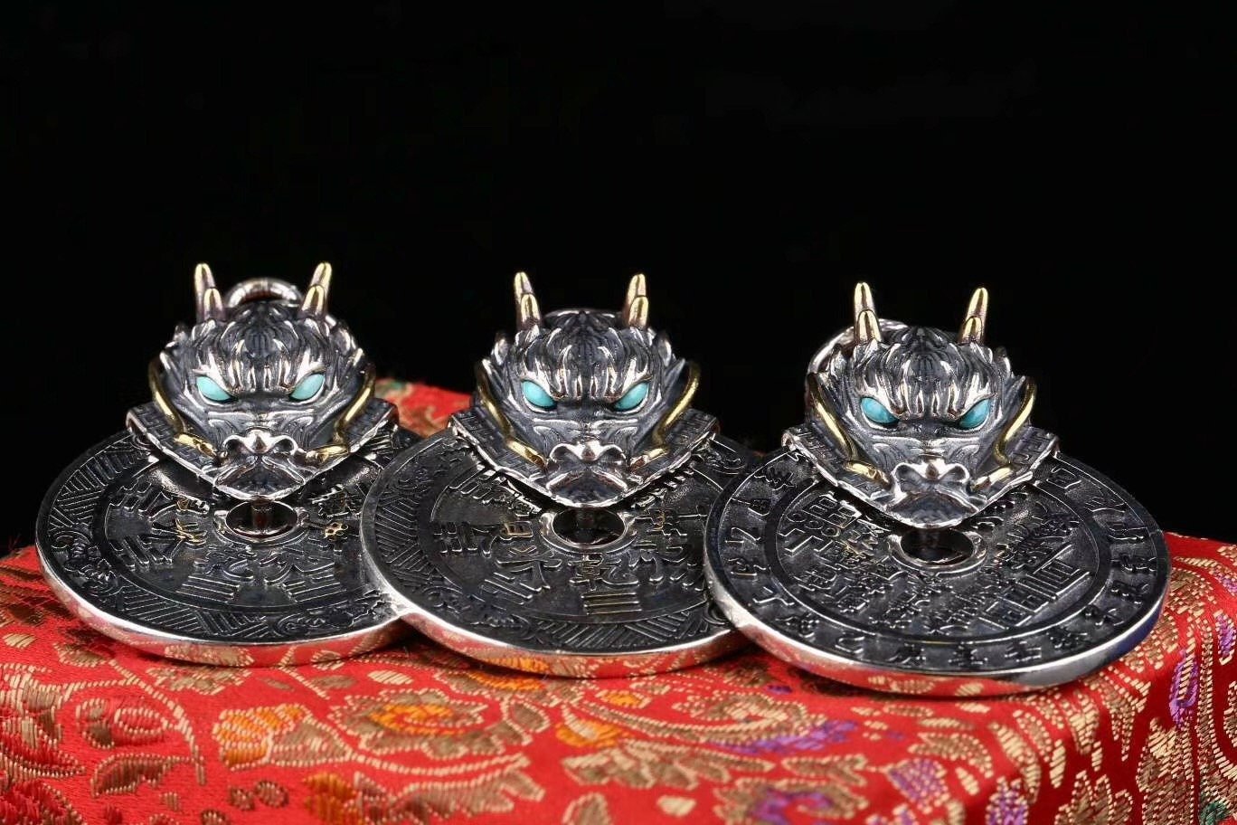 Pendentif traditionnel taoïsme d'exorcisme et de bonne fortune. Dragon double face. Argent 925, Agate dite nan hong et turquoise. - obsidian dragon