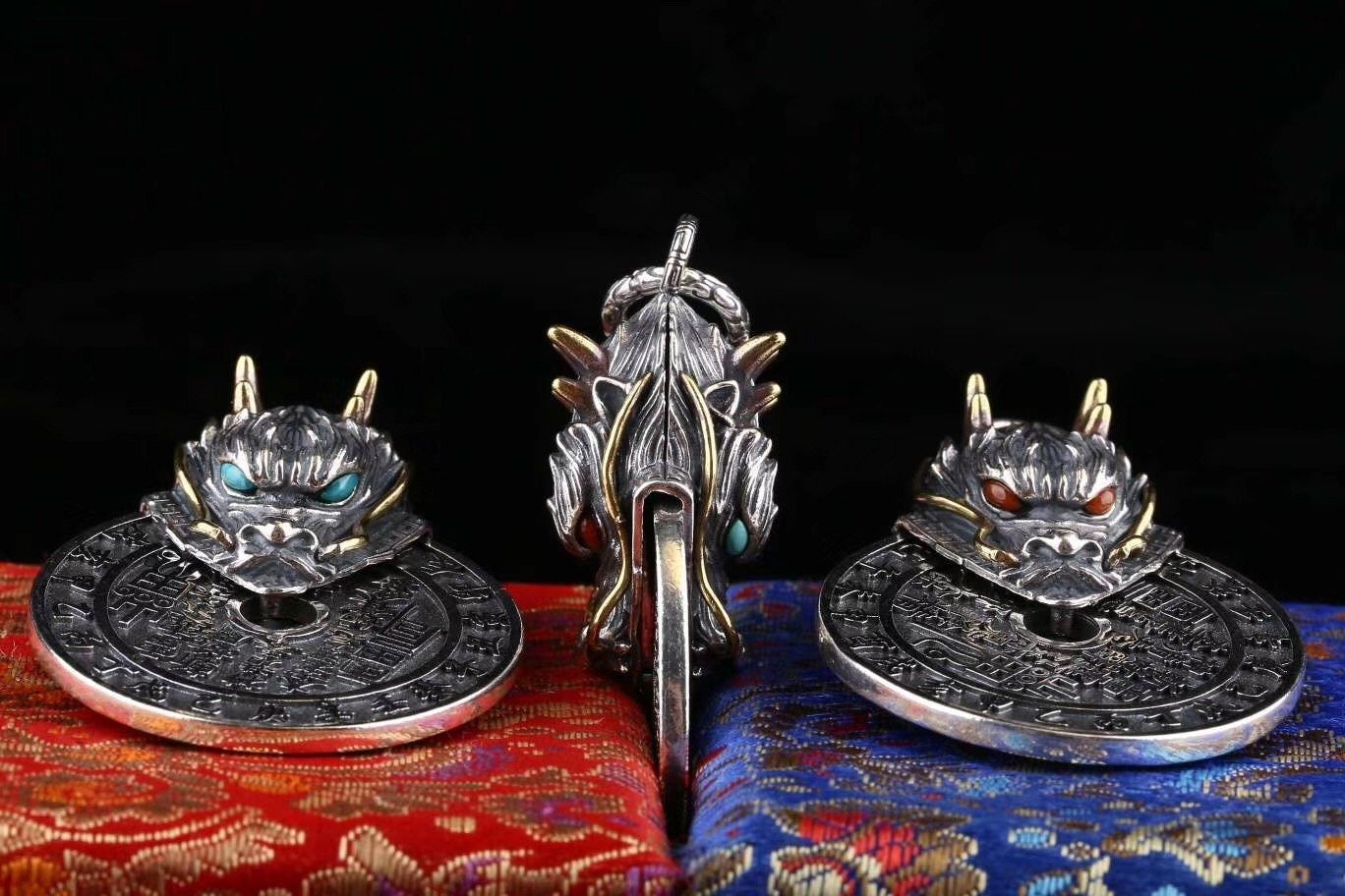 Pendentif traditionnel taoïsme d'exorcisme et de bonne fortune. Dragon double face. Argent 925, Agate dite nan hong et turquoise. - obsidian dragon