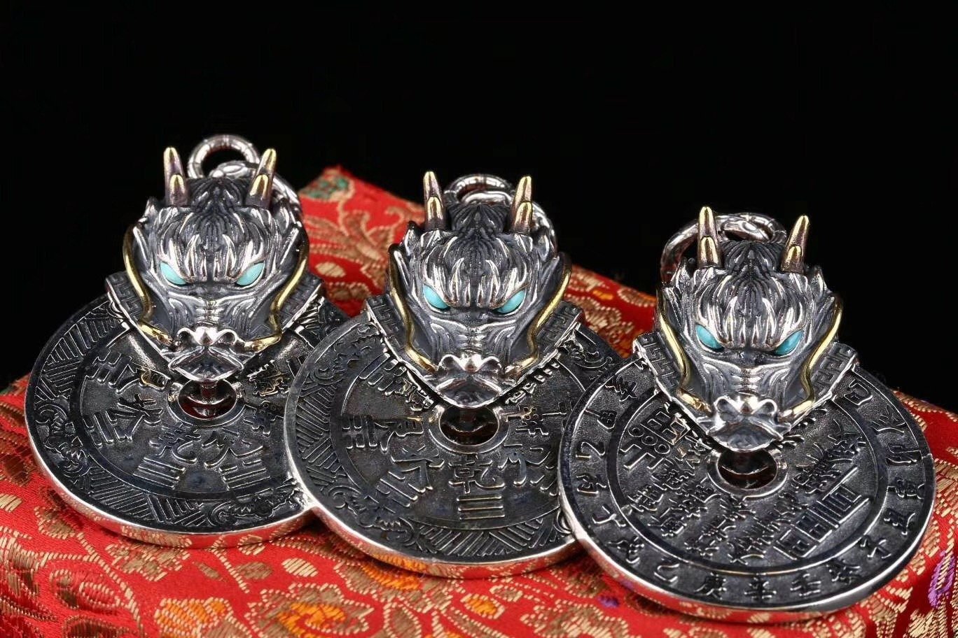 Pendentif traditionnel taoïsme d'exorcisme et de bonne fortune. Dragon double face. Argent 925, Agate dite nan hong et turquoise. - obsidian dragon