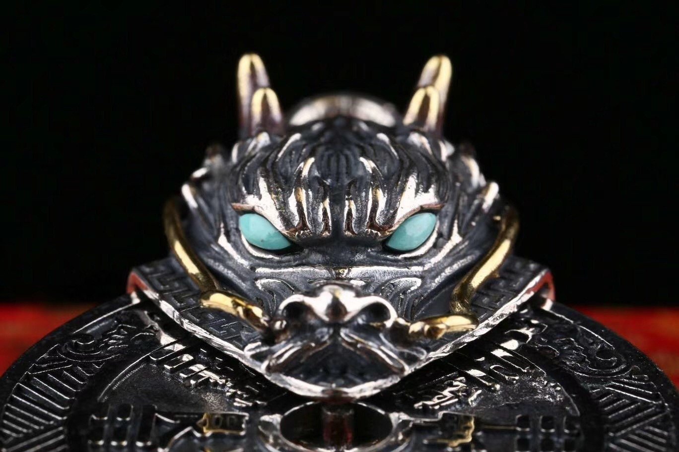 Pendentif traditionnel taoïsme d'exorcisme et de bonne fortune. Dragon double face. Argent 925, Agate dite nan hong et turquoise. - obsidian dragon