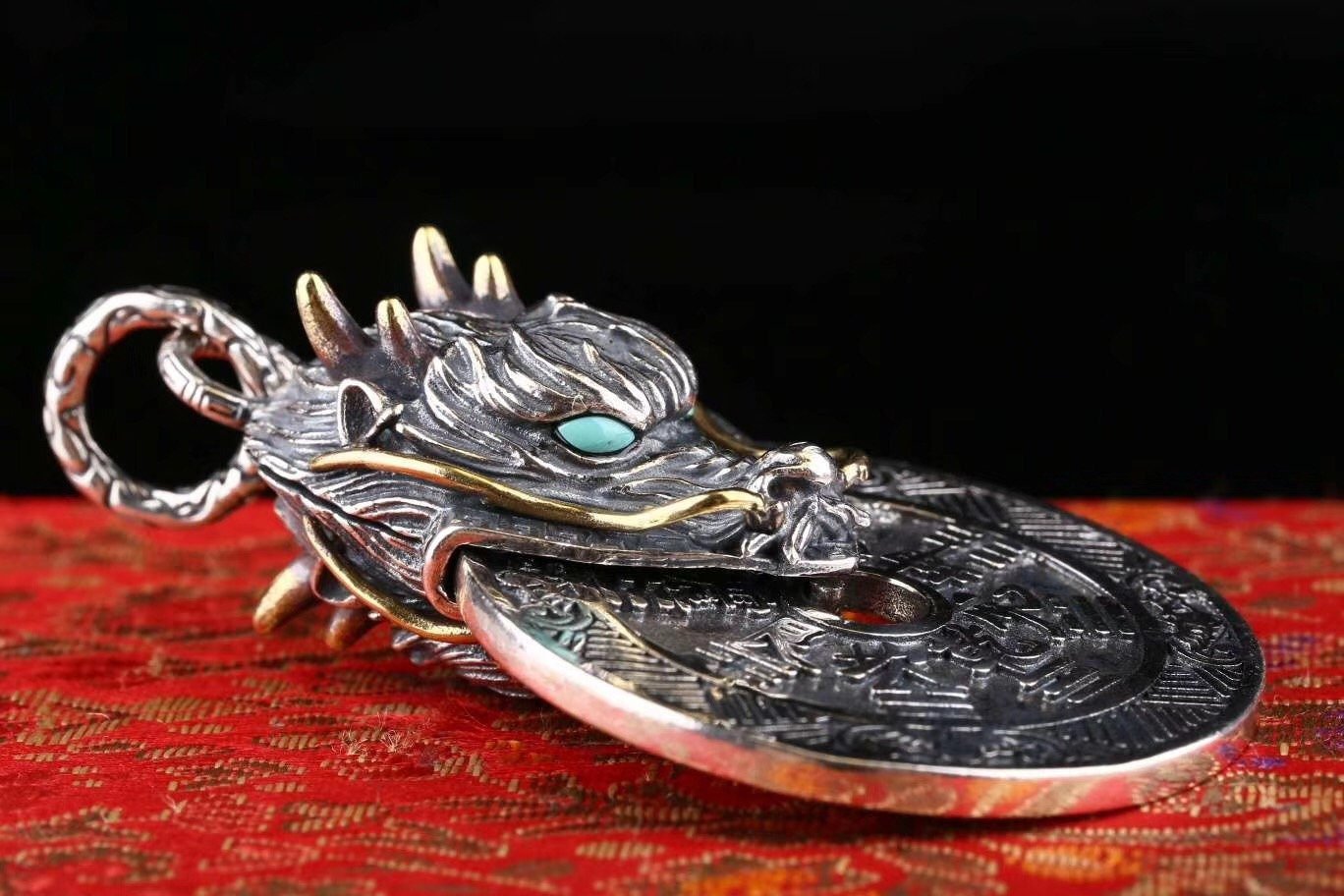 Pendentif traditionnel taoïsme d'exorcisme et de bonne fortune. Dragon double face. Argent 925, Agate dite nan hong et turquoise. - obsidian dragon