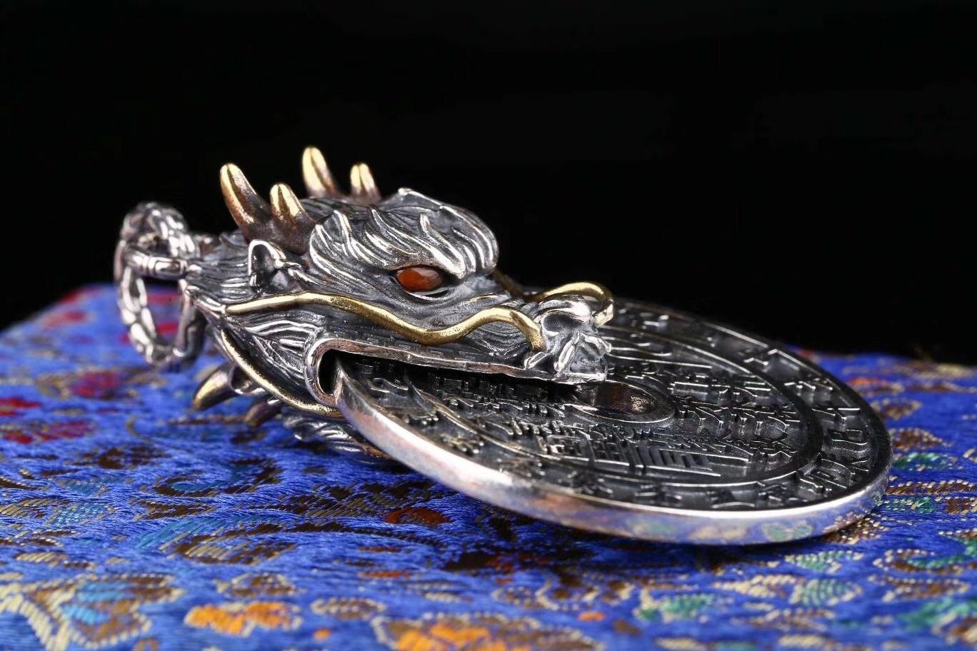 Pendentif traditionnel taoïsme d'exorcisme et de bonne fortune. Dragon double face. Argent 925, Agate dite nan hong et turquoise. - obsidian dragon