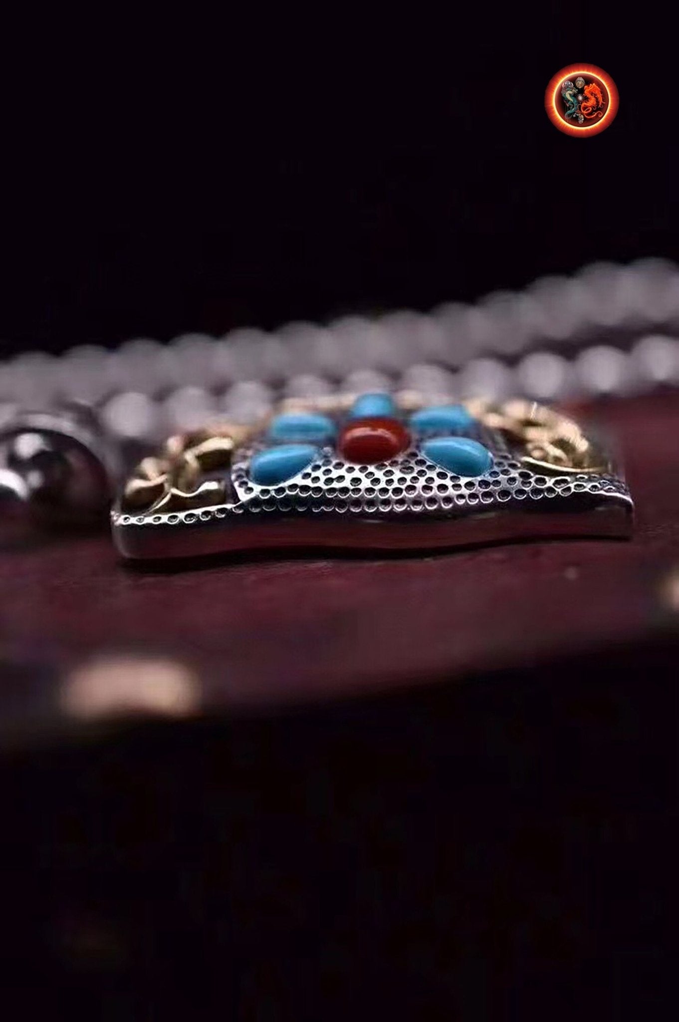 Pendentif ethnique. Argent 925 poinçonné, cuivre, turquoise "sleeping beauty", agate dite nan hong (rouge du sud) naturelles. - obsidian dragon