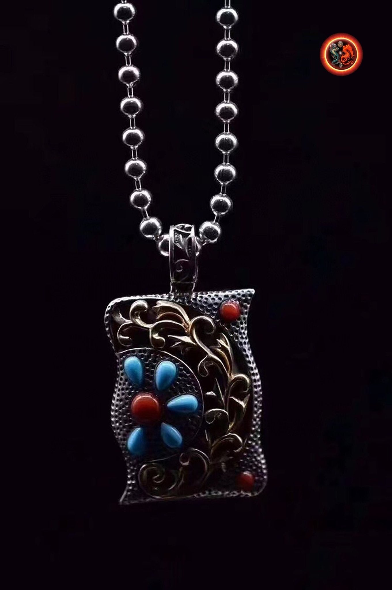 Pendentif ethnique. Argent 925 poinçonné, cuivre, turquoise "sleeping beauty", agate dite nan hong (rouge du sud) naturelles. - obsidian dragon