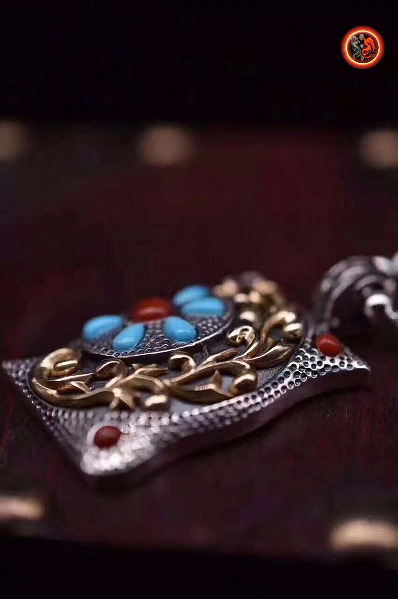Pendentif ethnique. Argent 925 poinçonné, cuivre, turquoise "sleeping beauty", agate dite nan hong (rouge du sud) naturelles. - obsidian dragon