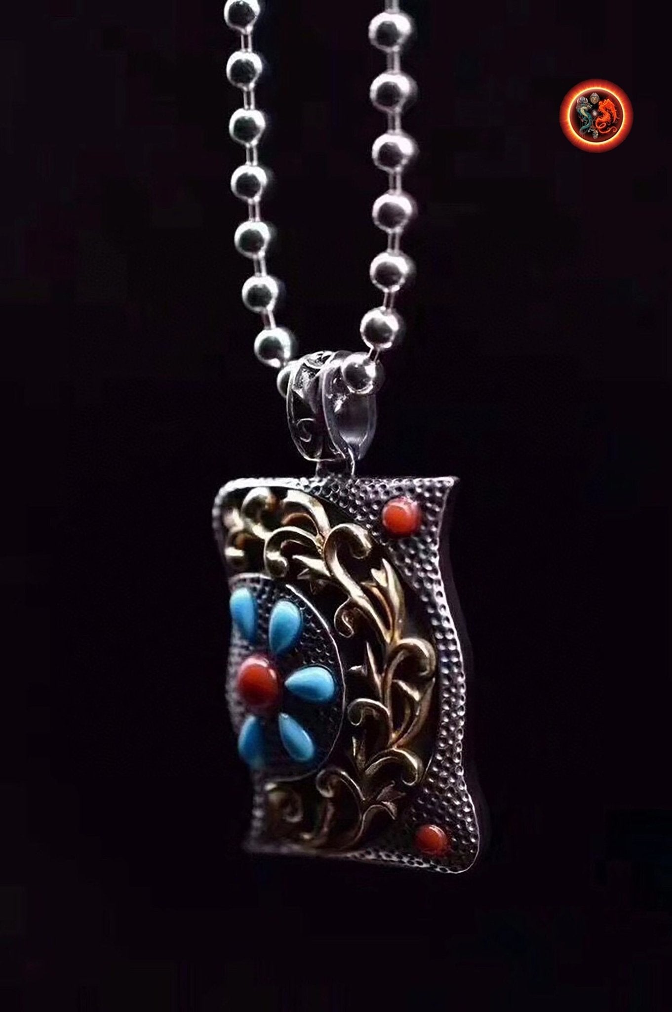 Pendentif ethnique. Argent 925 poinçonné, cuivre, turquoise "sleeping beauty", agate dite nan hong (rouge du sud) naturelles. - obsidian dragon