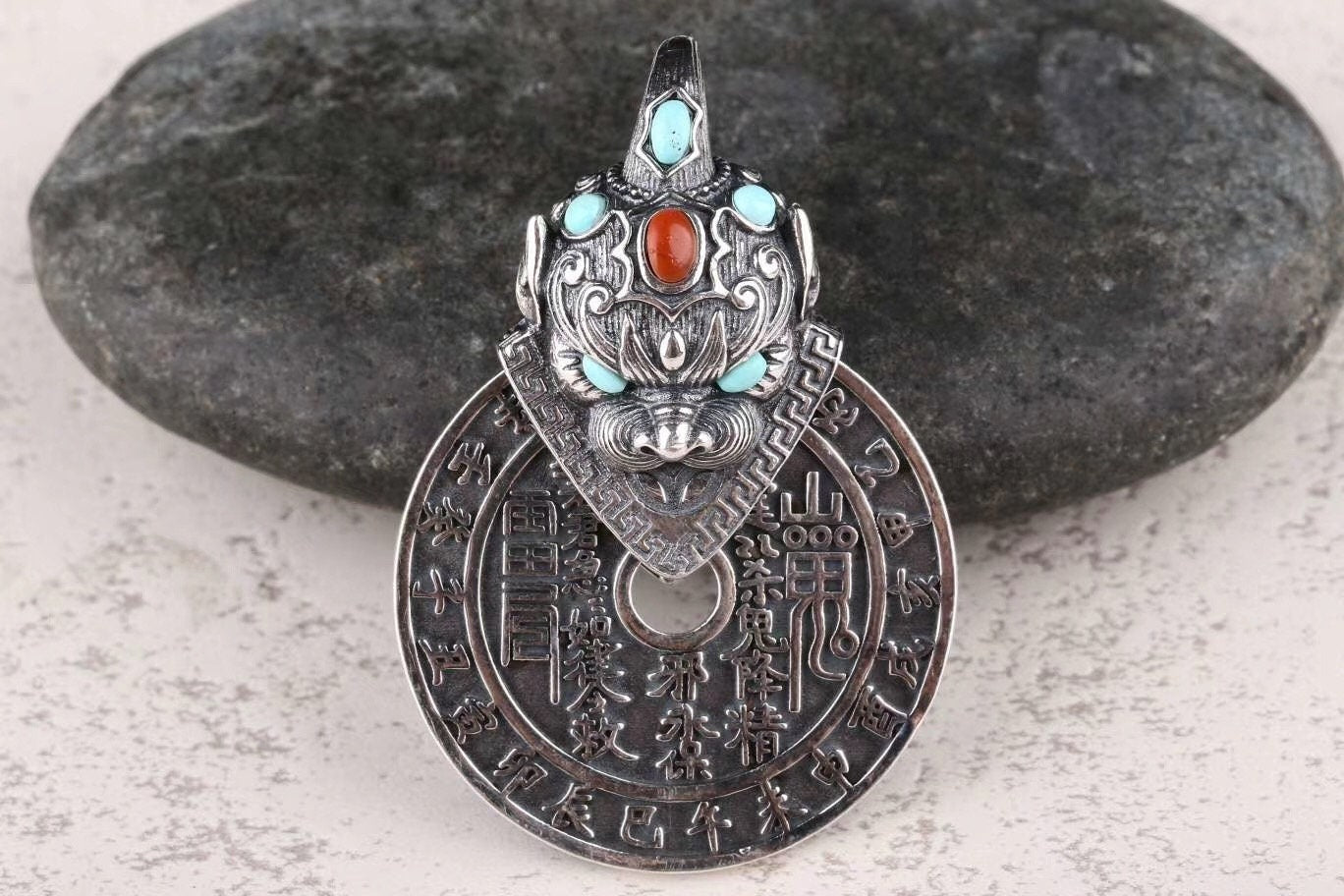 Pendentif traditionnel taoïsme d'exorcisme et de bonne fortune. Argent 925, Agate dite nan hong et turquoise. - obsidian dragon