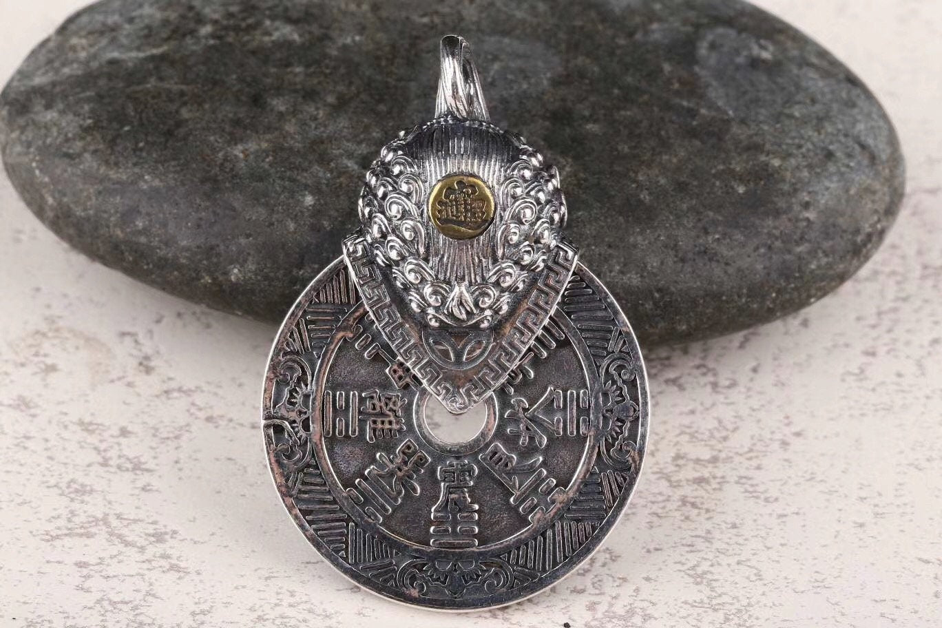 Pendentif traditionnel taoïsme d'exorcisme et de bonne fortune. Argent 925, Agate dite nan hong et turquoise. - obsidian dragon