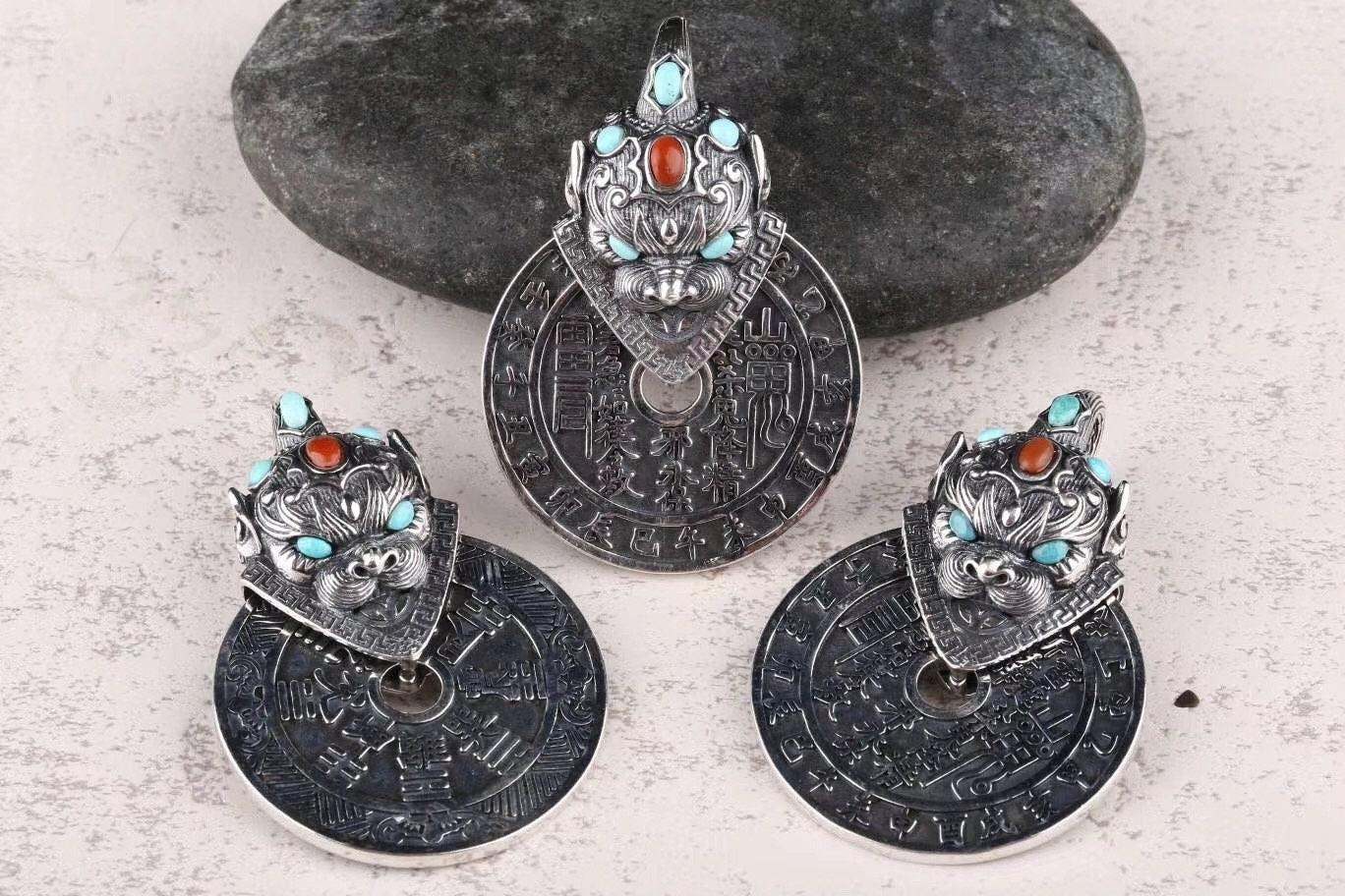 Pendentif traditionnel taoïsme d'exorcisme et de bonne fortune. Argent 925, Agate dite nan hong et turquoise. - obsidian dragon