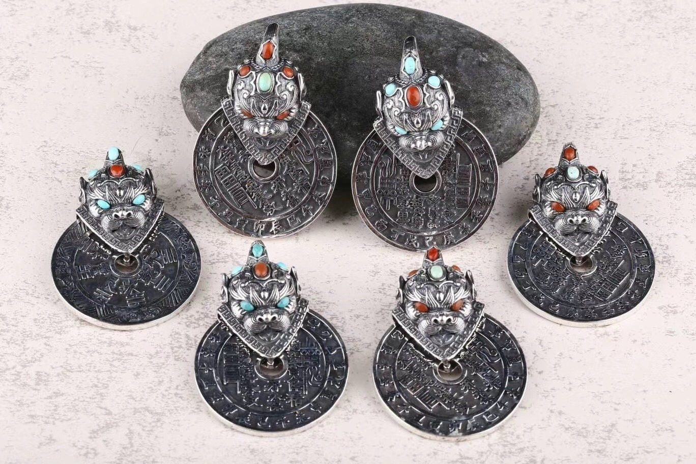Pendentif traditionnel taoïsme d'exorcisme et de bonne fortune. Argent 925, Agate dite nan hong et turquoise. - obsidian dragon