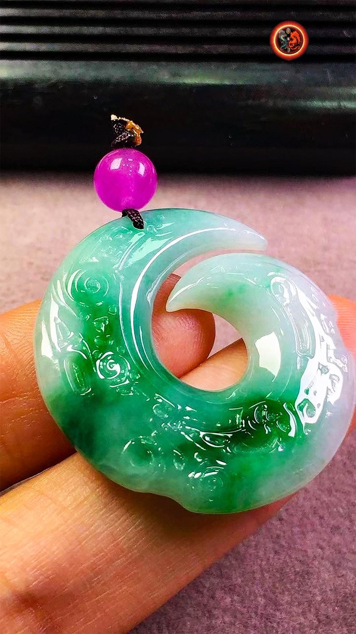 Pendentif tribal. Jade jadéite de Grade A. Entièrement naturel, garanti sans traitement. Aucune fissure. perle en jade mauve. - obsidian dragon