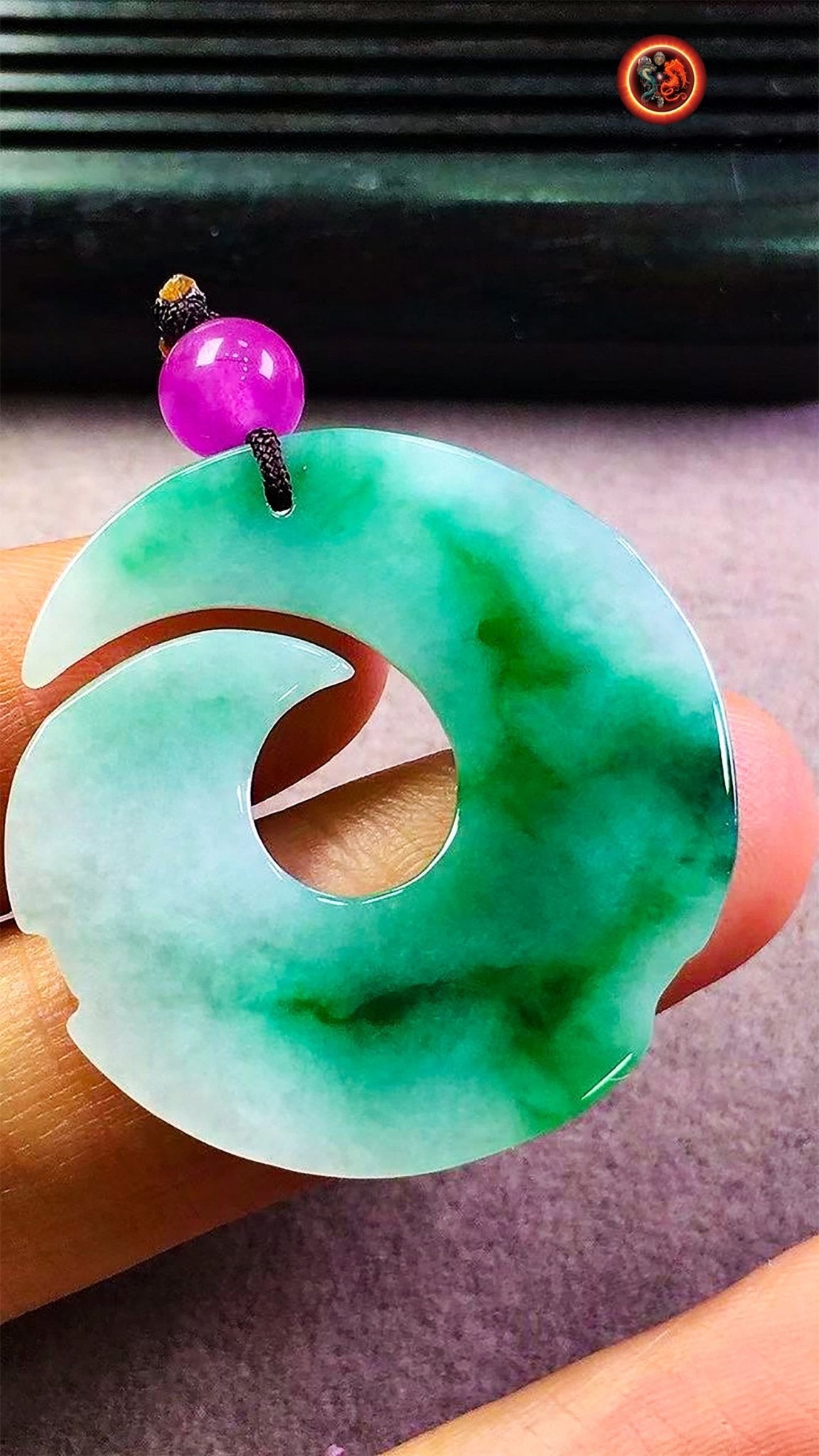 Pendentif tribal. Jade jadéite de Grade A. Entièrement naturel, garanti sans traitement. Aucune fissure. perle en jade mauve. - obsidian dragon