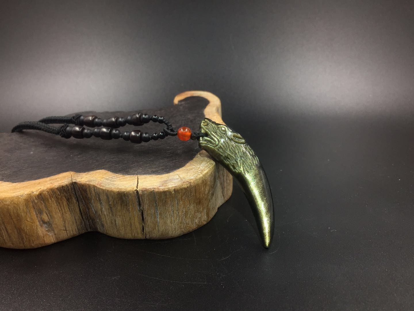 pendentif dent de loup en obsidienne dorée, Monté sur cordon et agrémenté dune perle de cornaline - obsidian dragon