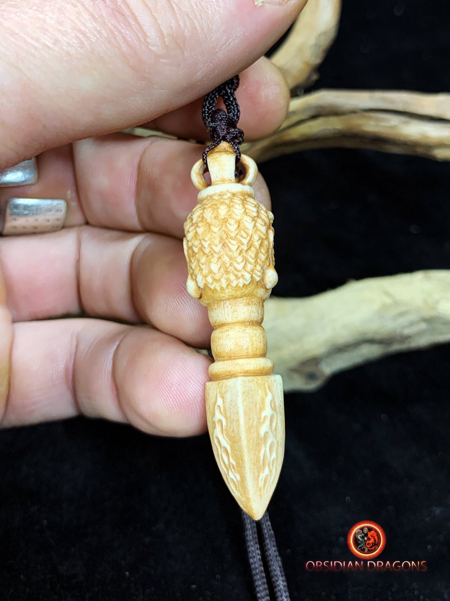 Pendentif phurba- Bois de cerf- rare et artisanal