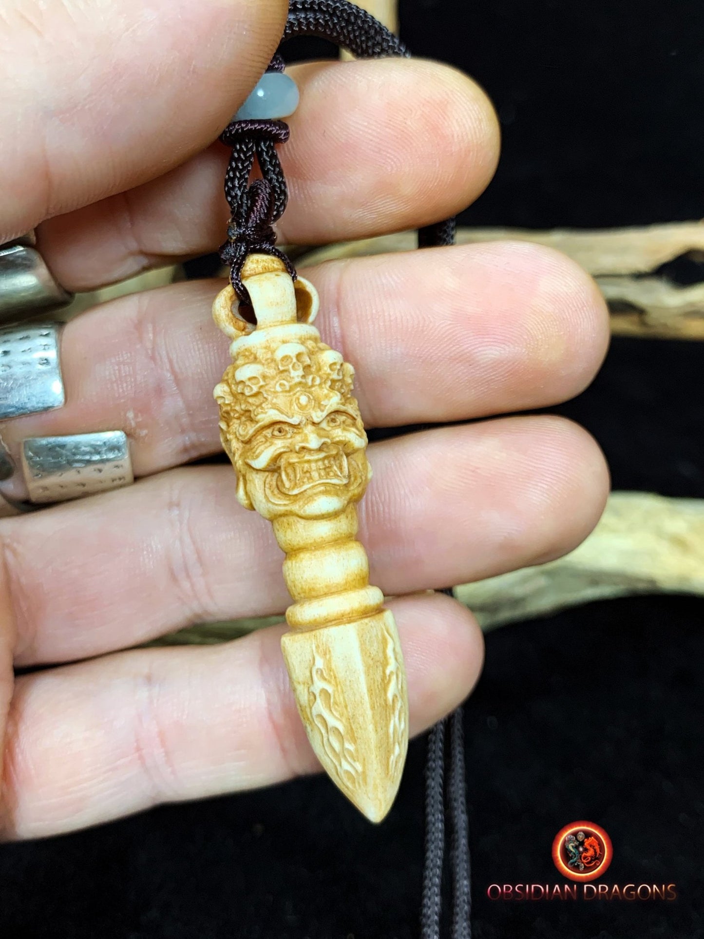 Pendentif phurba- Bois de cerf- rare et artisanal