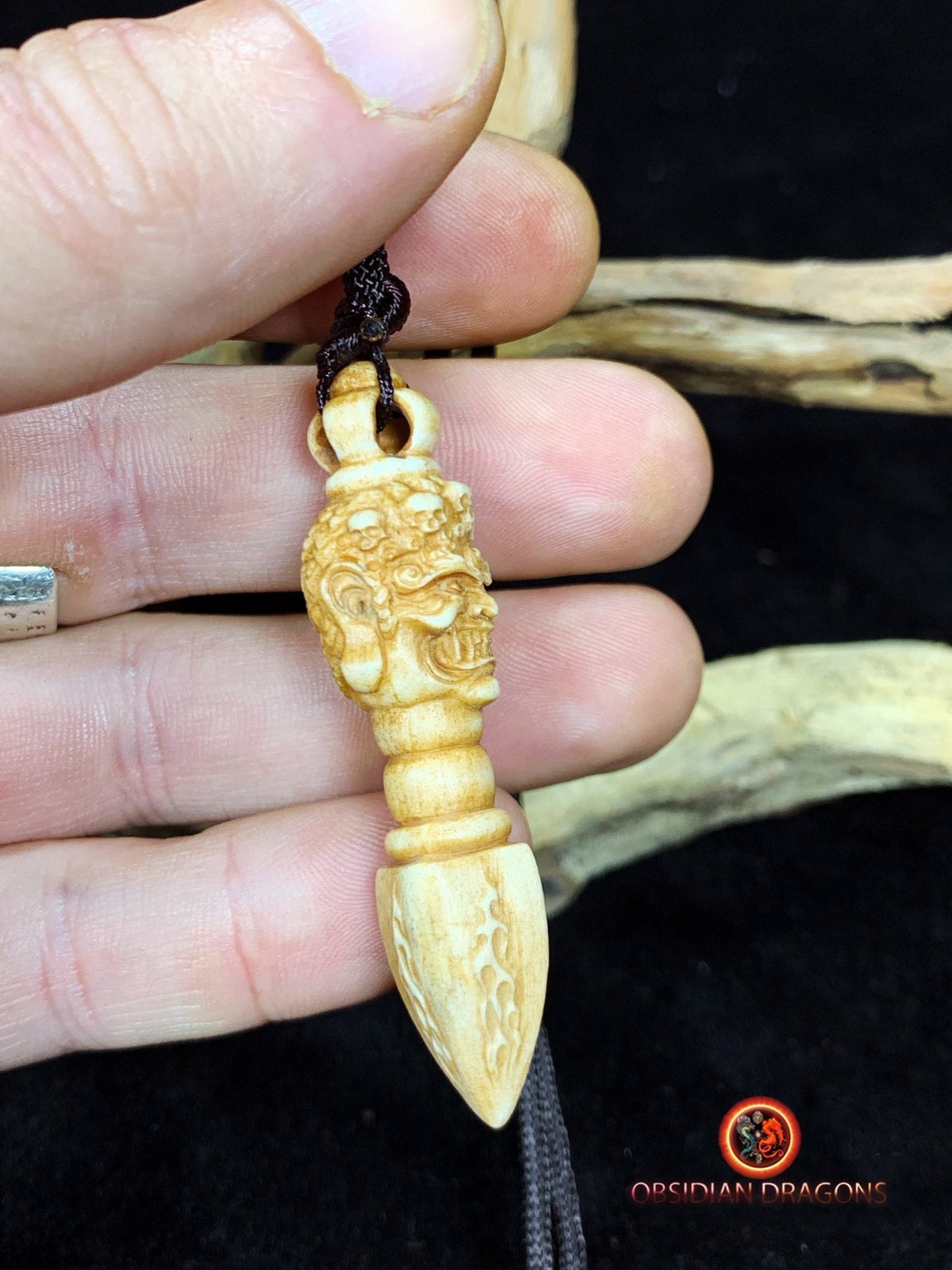 Pendentif phurba- Bois de cerf- rare et artisanal