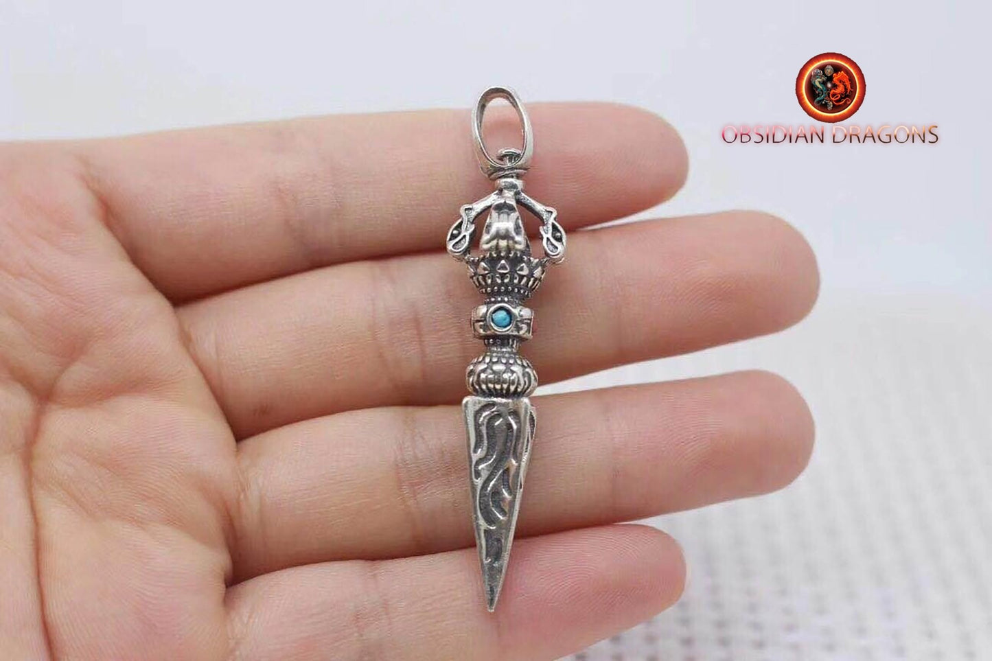 Pendentif bouddhiste tibétain. Phurba, dague rituelle pour chasser les démonsprotection bouddhisme vajrayana. - obsidian dragon